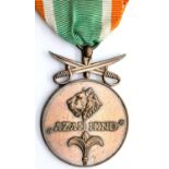 German WWII type Azad Hind bronze medal with crossed swords. P&P Group 1 (£14+VAT for the first