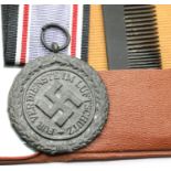 German WWII type compact with comb and a Luftschutz 1938 Air Raid medal. P&P Group 1 (£14+VAT for