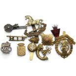 Mixed military cap badges and other examples. P&P Group 1 (£14+VAT for the first lot and £1+VAT