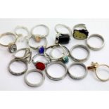 Sixteen mixed fashion rings. P&P Group 1 (£14+VAT for the first lot and £1+VAT for subsequent lots)