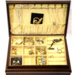 Jewellery box with contents including small quantity of silver and gold. P&P Group 2 (£18+VAT for