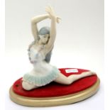 Lladro dancer on a cushioned base, H: 17 cm. Not available for in-house P&P Condition Report: