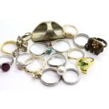 Sixteen mixed fashion rings. P&P Group 1 (£14+VAT for the first lot and £1+VAT for subsequent lots)
