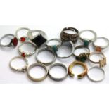 Sixteen mixed fashion rings. P&P Group 1 (£14+VAT for the first lot and £1+VAT for subsequent lots)