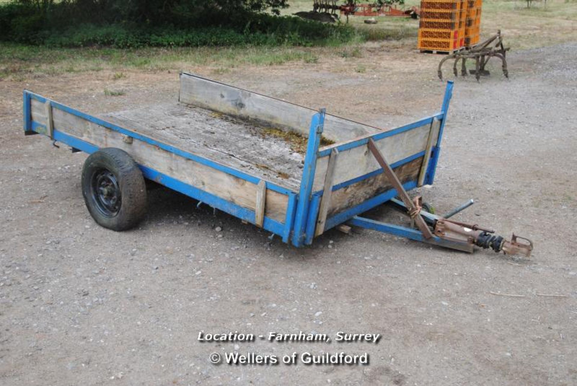 *8' BLUE WOODEN SINGLE AXEL TRAILER [LOCATION: AN ESTATE IN FARNHAM, SURREY - CALL THE OFFICE TO - Image 4 of 5