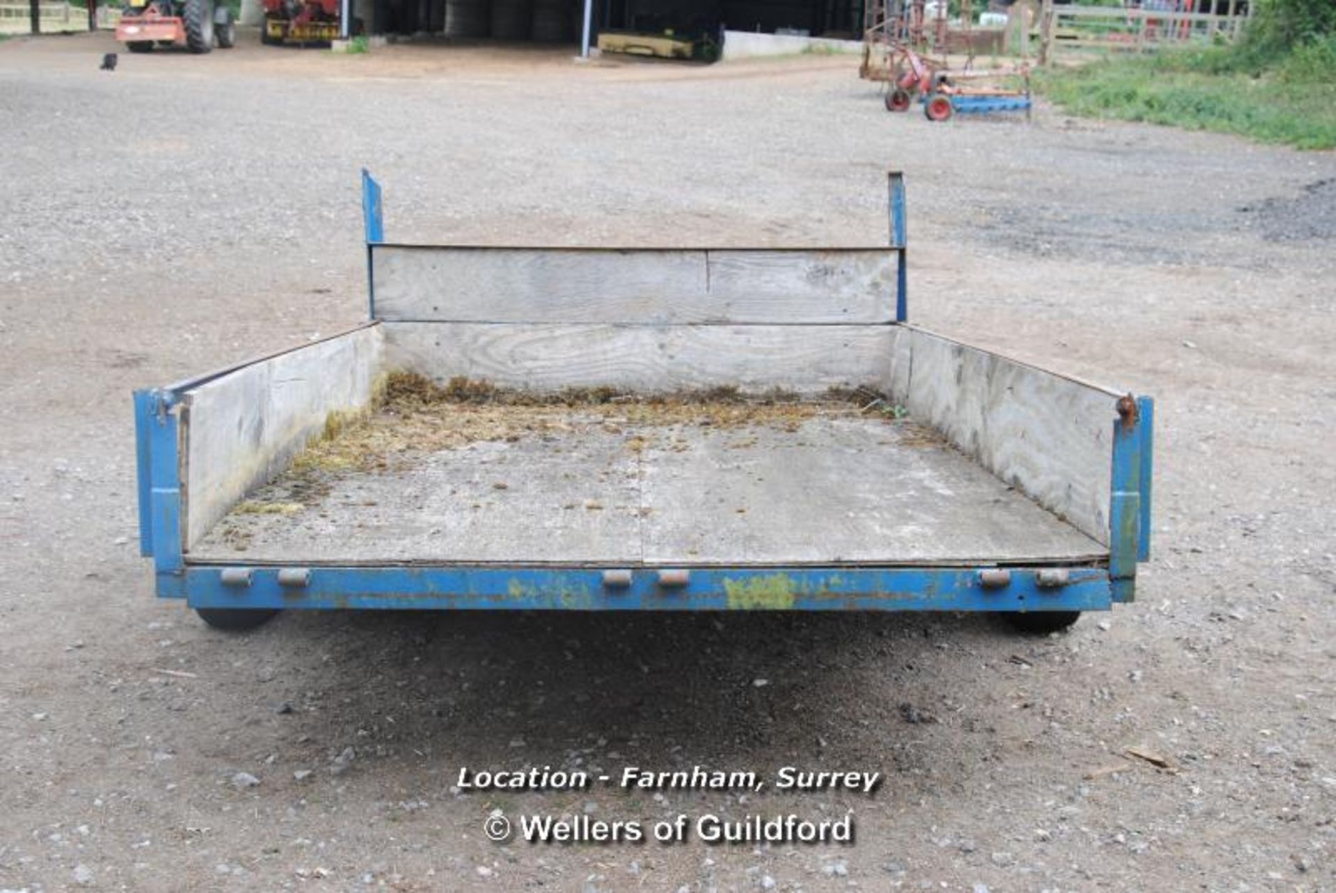 *8' BLUE WOODEN SINGLE AXEL TRAILER [LOCATION: AN ESTATE IN FARNHAM, SURREY - CALL THE OFFICE TO - Image 5 of 5