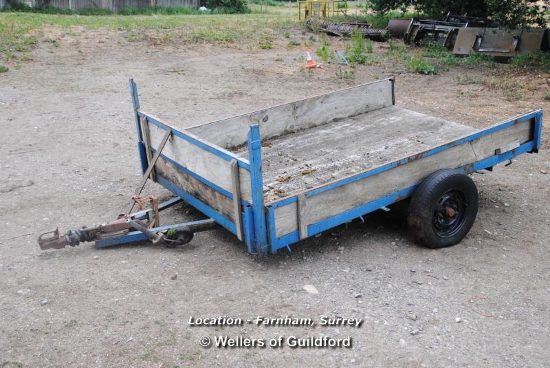 *8' BLUE WOODEN SINGLE AXEL TRAILER [LOCATION: AN ESTATE IN FARNHAM, SURREY - CALL THE OFFICE TO