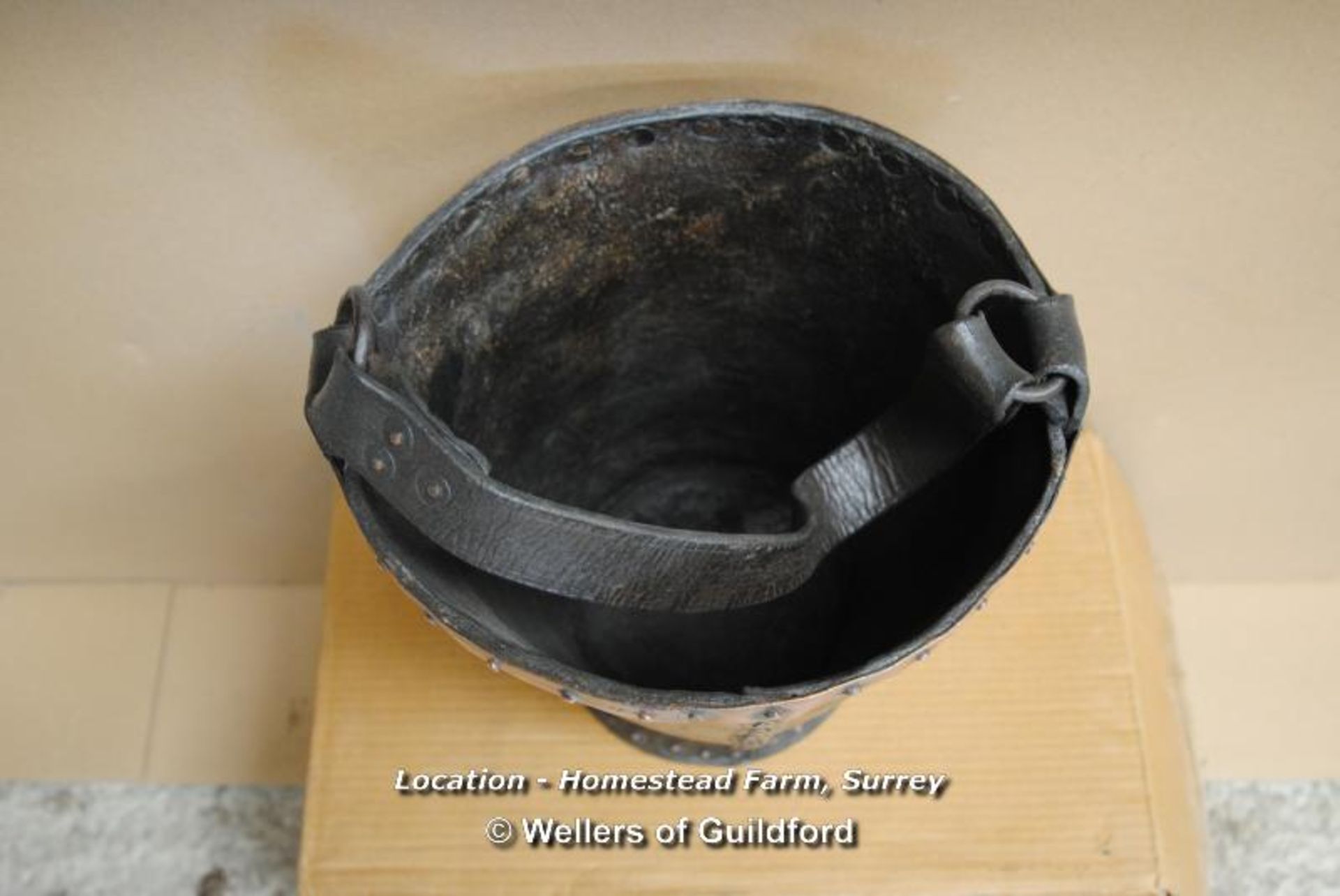 LEATHER FIRE BUCKET (11.5" X 11") [LOCATION: HOMESTEAD FARM - CALL THE OFFICE TO BOOK A COLLECTION - Bild 2 aus 2