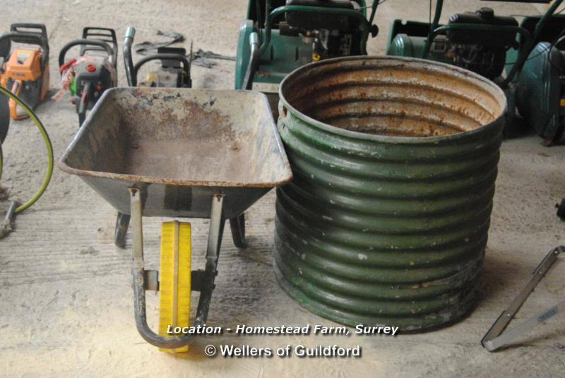 WHEEL BARROW AND HOPPER [LOCATION: HOMESTEAD FARM - CALL THE OFFICE TO BOOK A COLLECTION APPOINTMENT