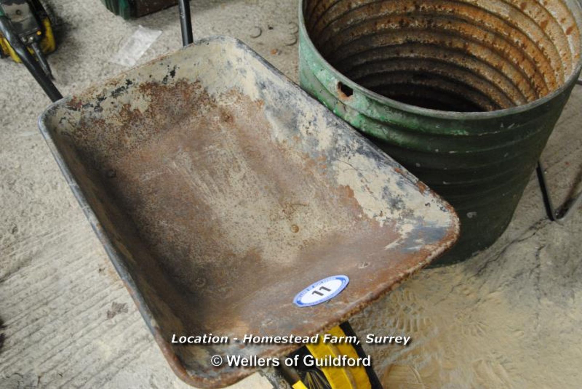 WHEEL BARROW AND HOPPER [LOCATION: HOMESTEAD FARM - CALL THE OFFICE TO BOOK A COLLECTION APPOINTMENT - Image 2 of 3