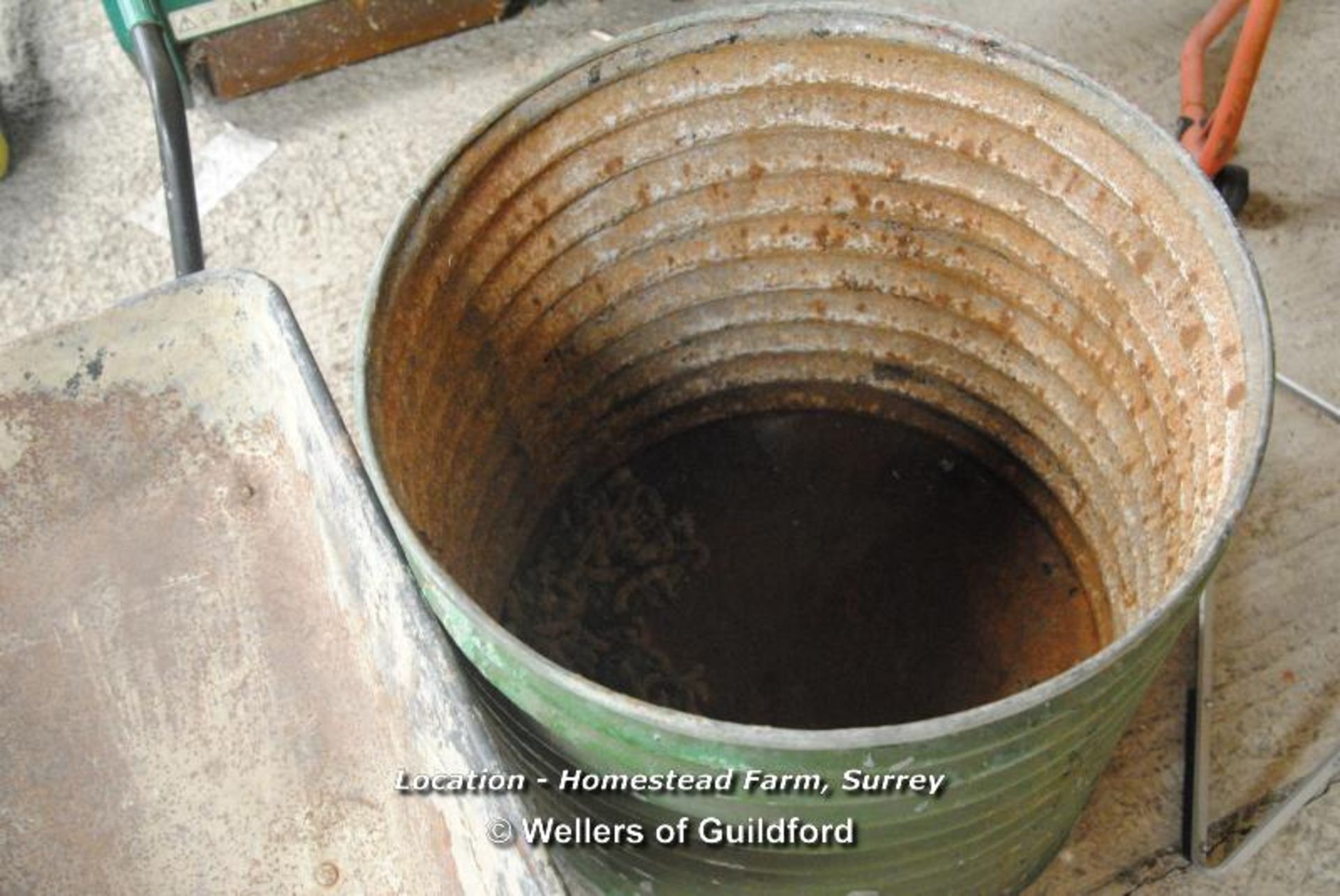 WHEEL BARROW AND HOPPER [LOCATION: HOMESTEAD FARM - CALL THE OFFICE TO BOOK A COLLECTION APPOINTMENT - Image 3 of 3