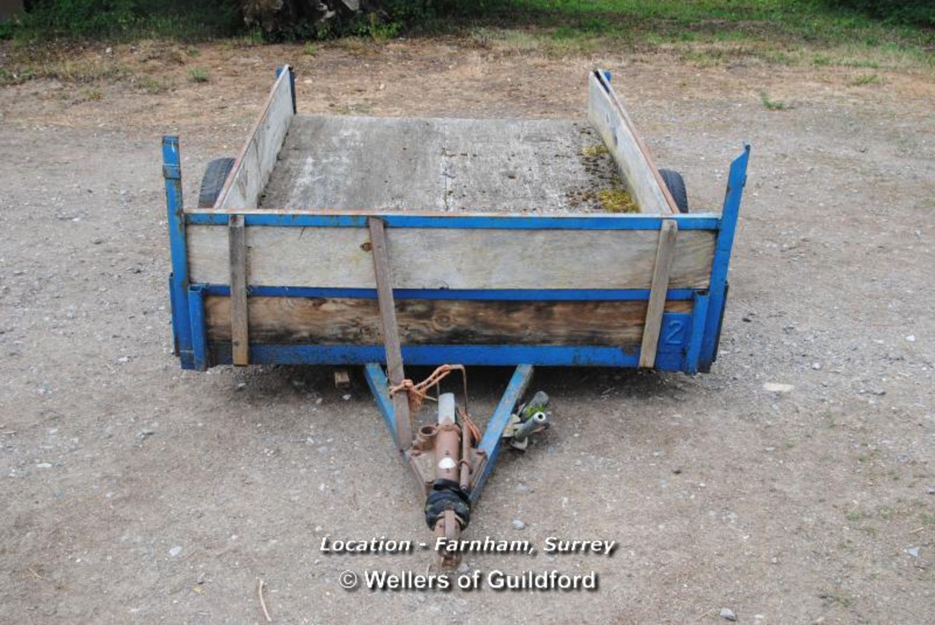 *8' BLUE WOODEN SINGLE AXEL TRAILER [LOCATION: AN ESTATE IN FARNHAM, SURREY - CALL THE OFFICE TO - Image 3 of 5