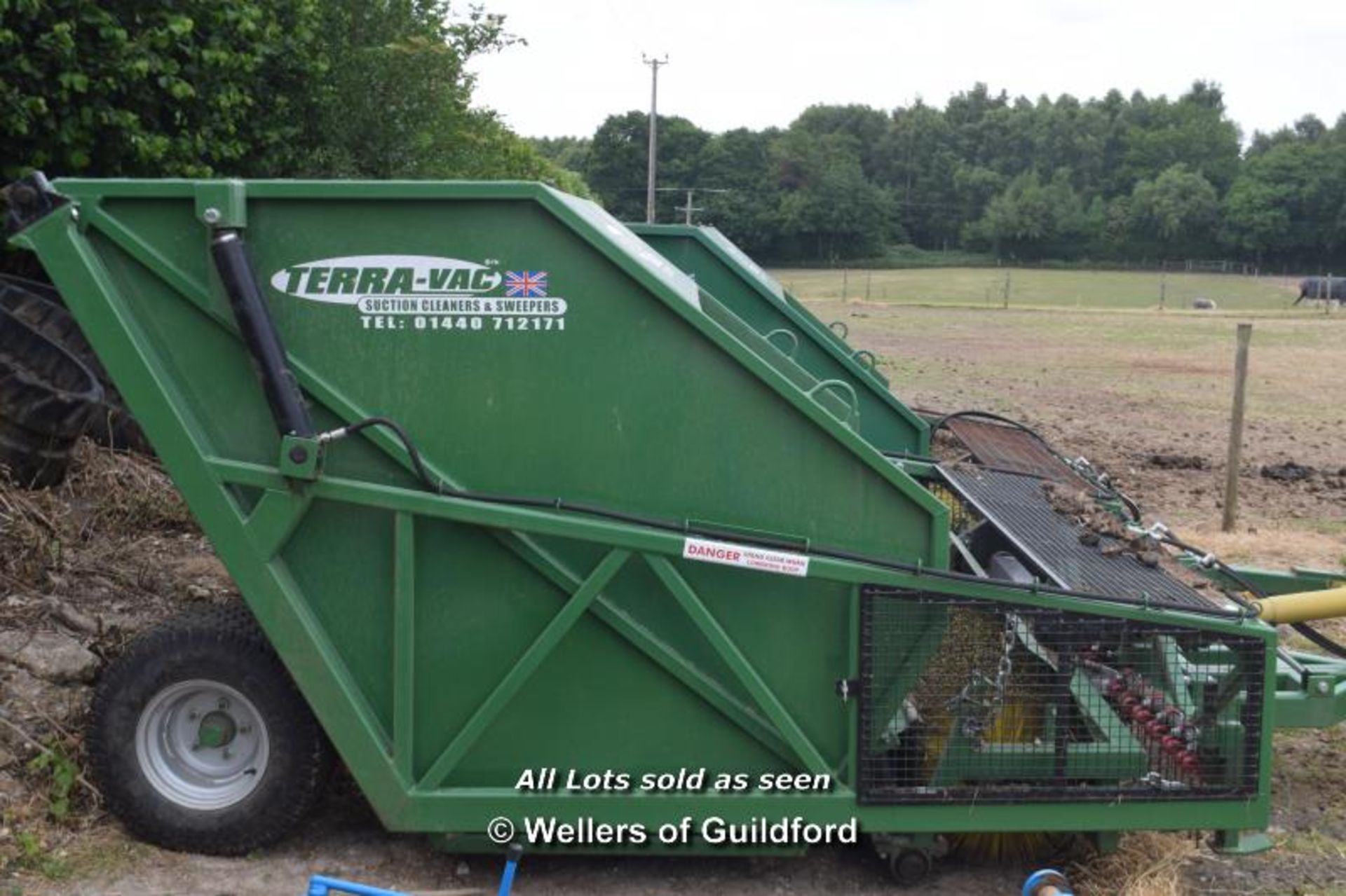 TERRA-VAC HYDRAULIC HORSE POO SWEEPER - IN FULL WORKING ORDER, VERY GOOD CONDITION, ONE OWNER - Image 5 of 5