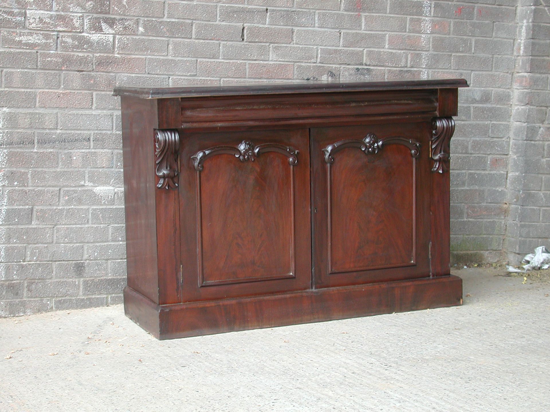 *MAHOGANY VENEERED CHIFFONIER, EARLY 1900S. HEIGHT 915MM (36IN) X WIDTH 1300MM (51.25IN) X DEPTH