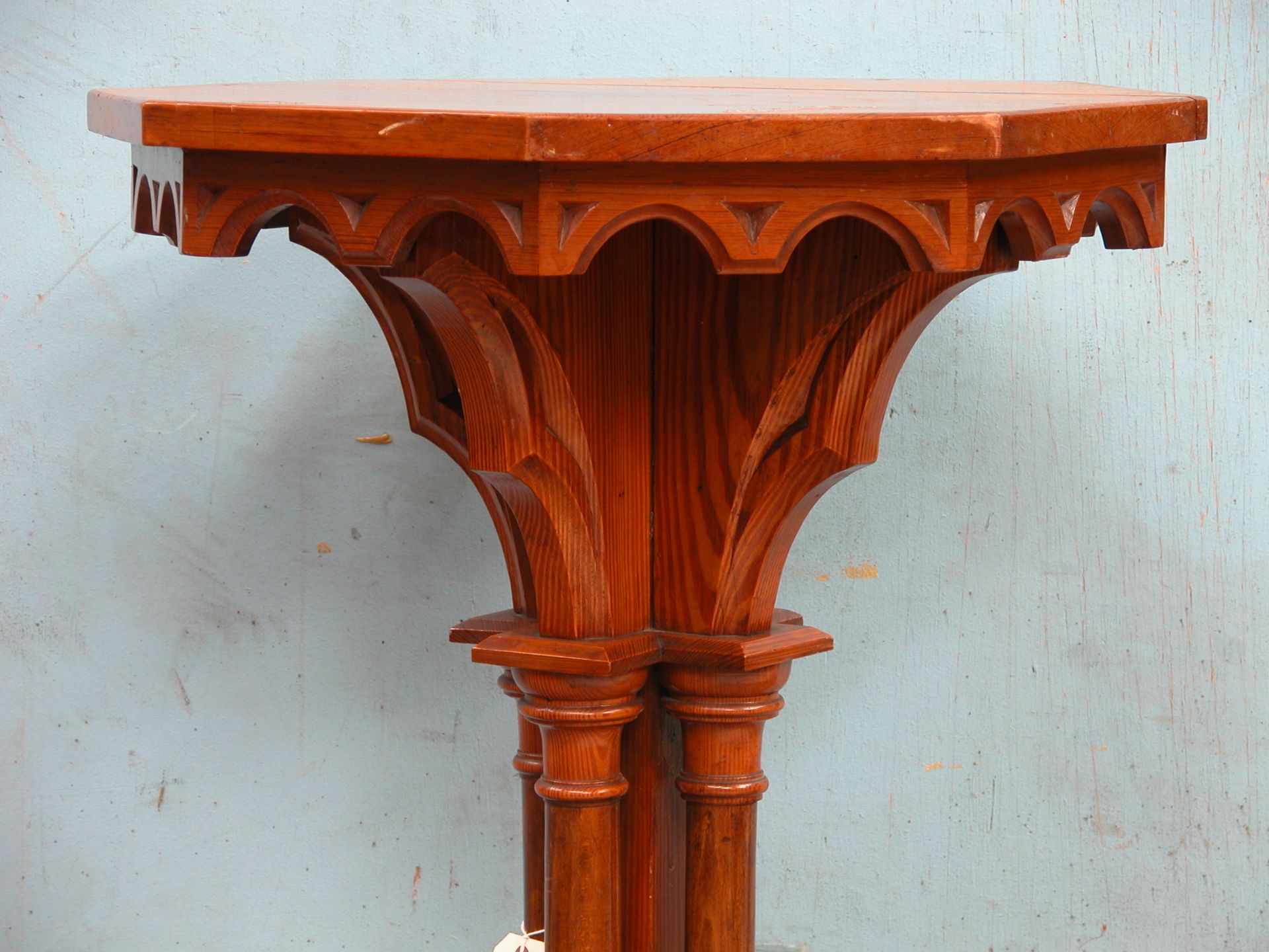 *PITCH PINE GOTHIC STAND WITH OCTAGONAL TOP AND TURNED COLUMNS. CIRCA 1890. 1035MM (40.75IN) HIGH - Bild 4 aus 5