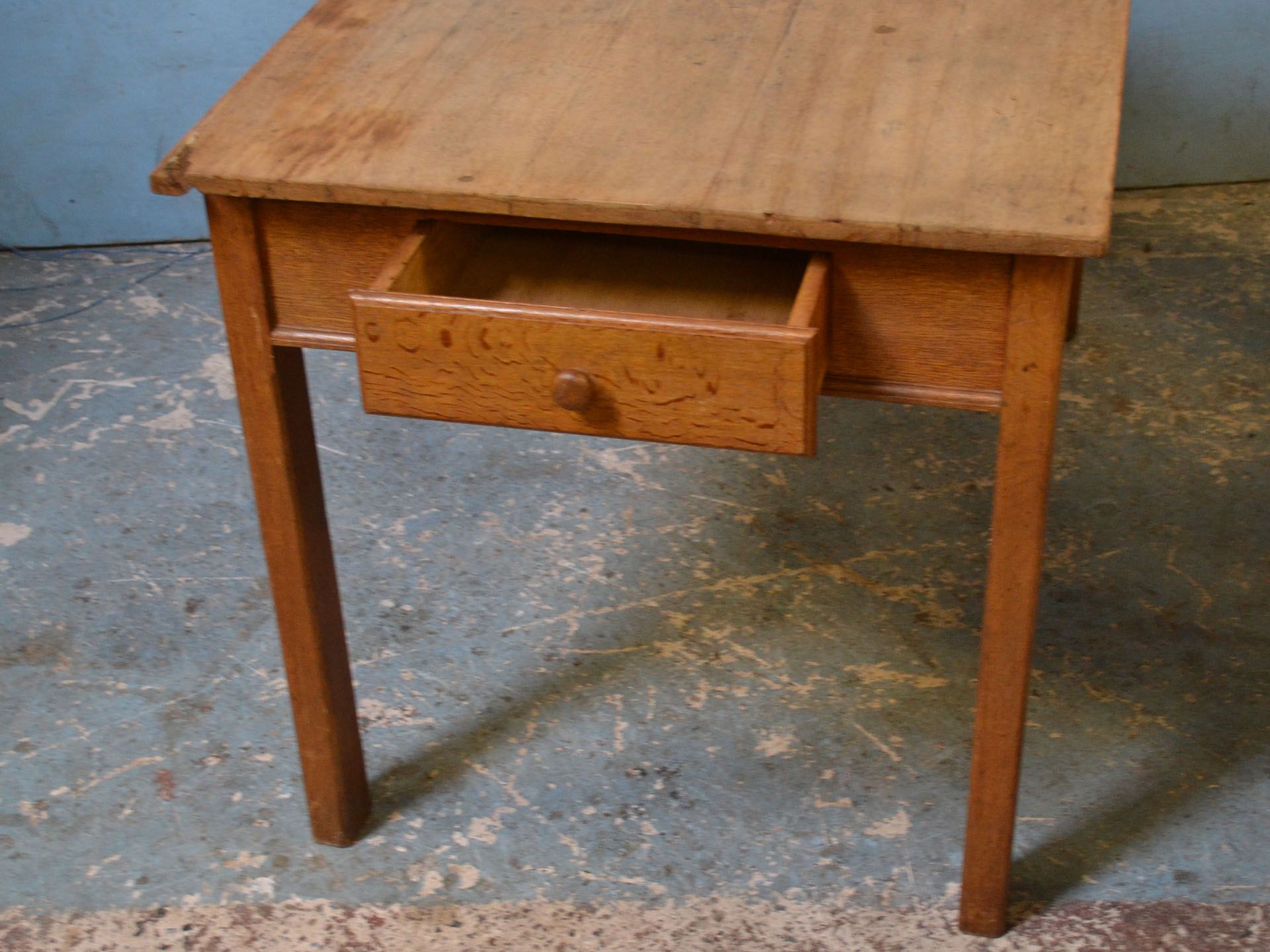 *SMALL OAK TABLE WITH DRAWER. 1360MM ( 53.5" ) WIDE X 770MM ( 30.25" ) DEEP X 770MM ( 30.25" ) HIGH. - Image 3 of 4