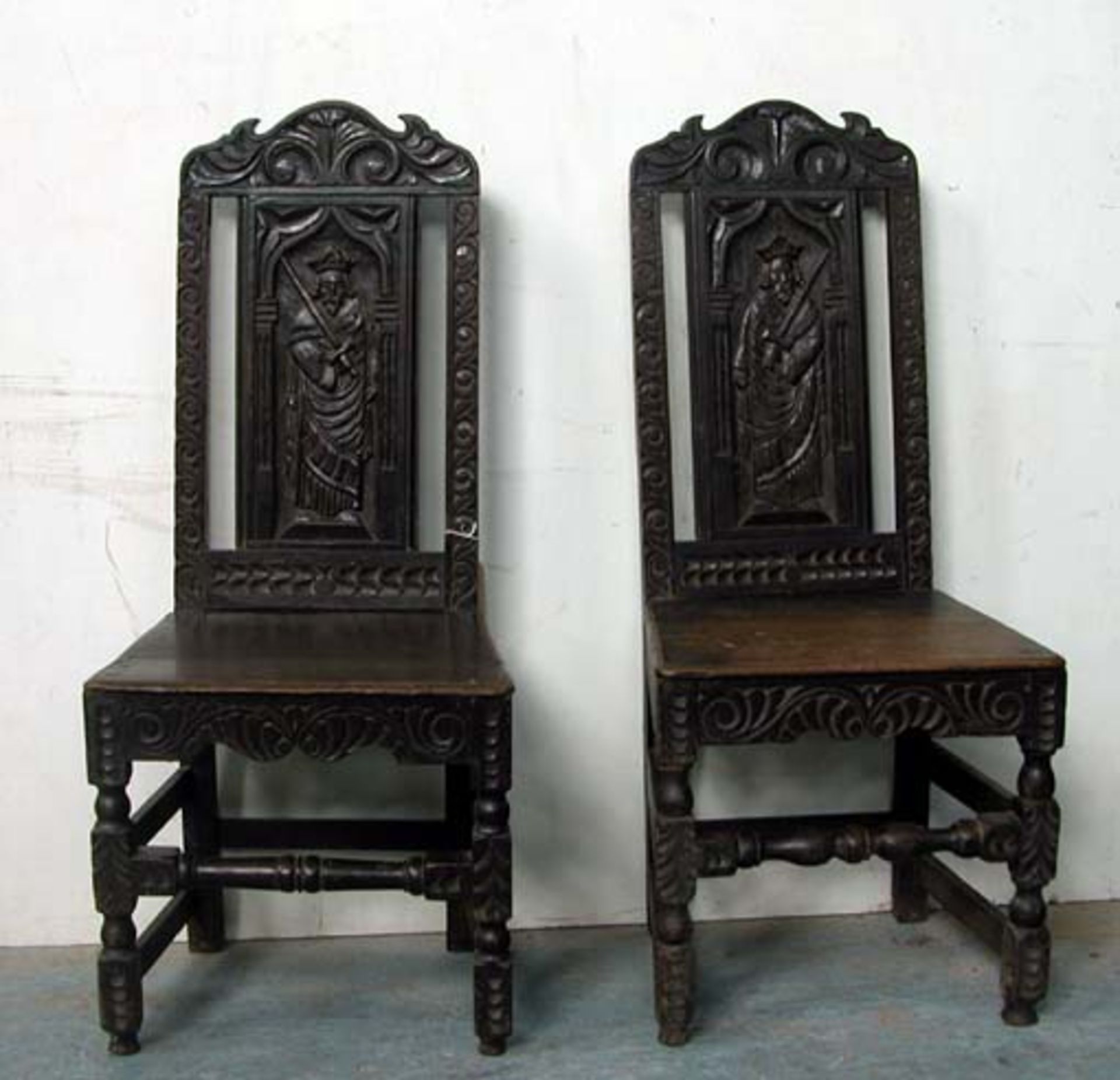 *PAIR OF OAK CHAIRS WITH CARVED MEDIEVAL FIGURES, LATE VICTORIAN. HEIGHT 1055MM (41.5IN) X WIDTH - Image 2 of 6