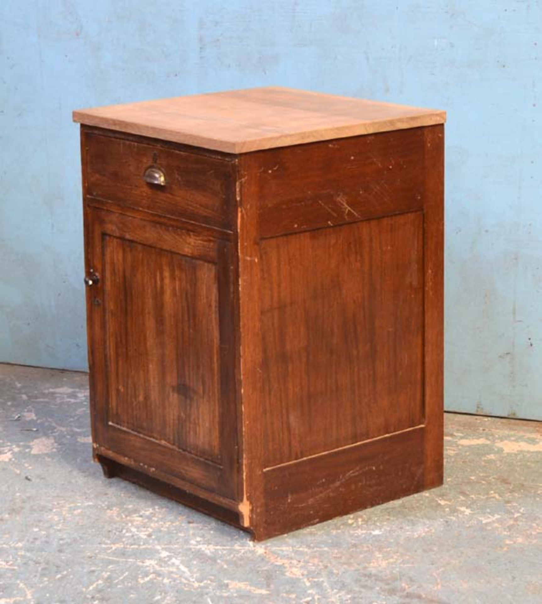 *VINTAGE 1920S LABORATORY CUPBOARD UNIT WITH TEAK TOP. 630MM ( 24.75" ) WIDE X 910MM ( 35.75" ) HIGH - Image 3 of 4