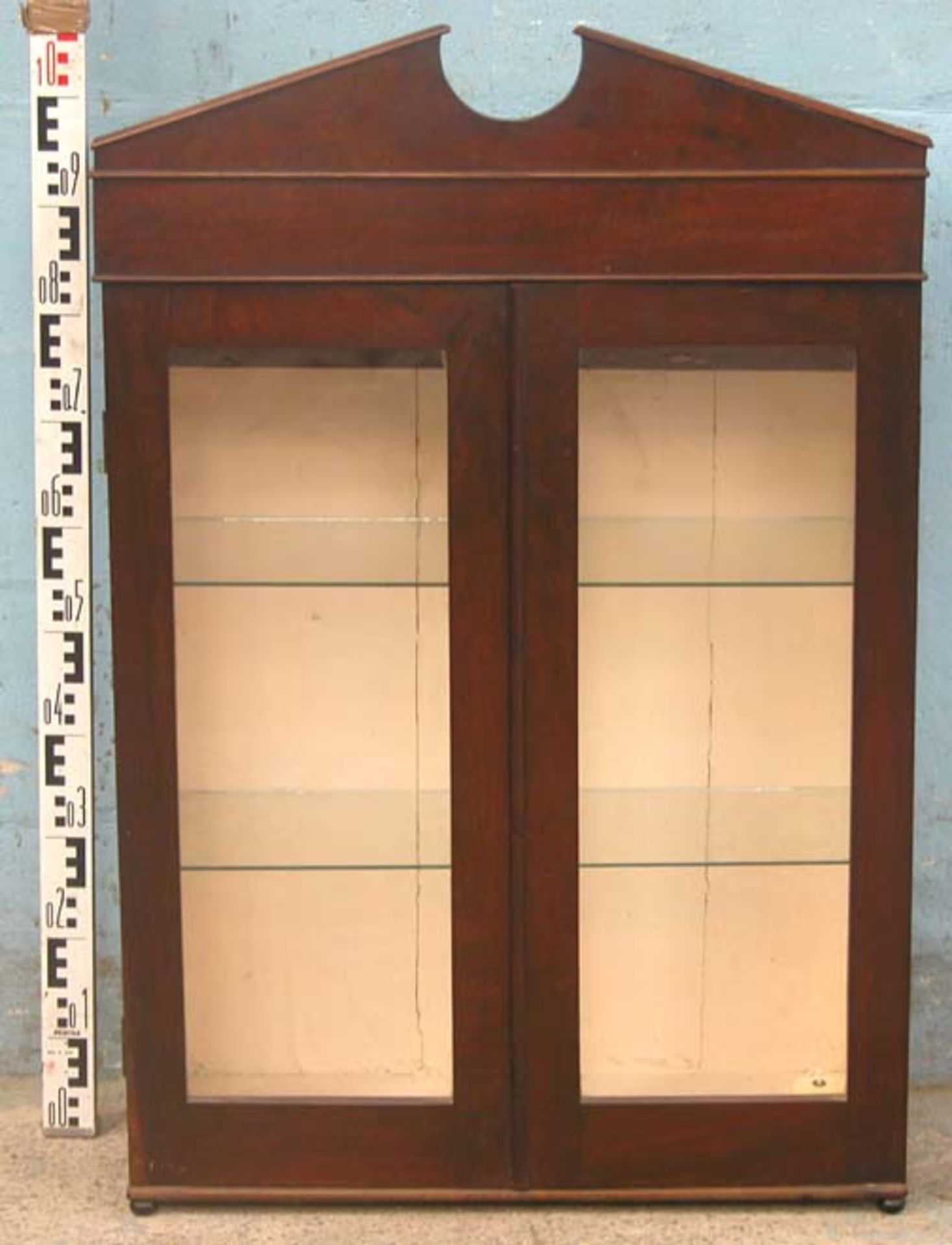 *SMALL ANTIQUE MAHOGANY SHOWCASE, EARLY 1900S. HEIGHT 1090MM (42.75IN) X WIDTH 720MM (28.25IN) X - Image 2 of 2