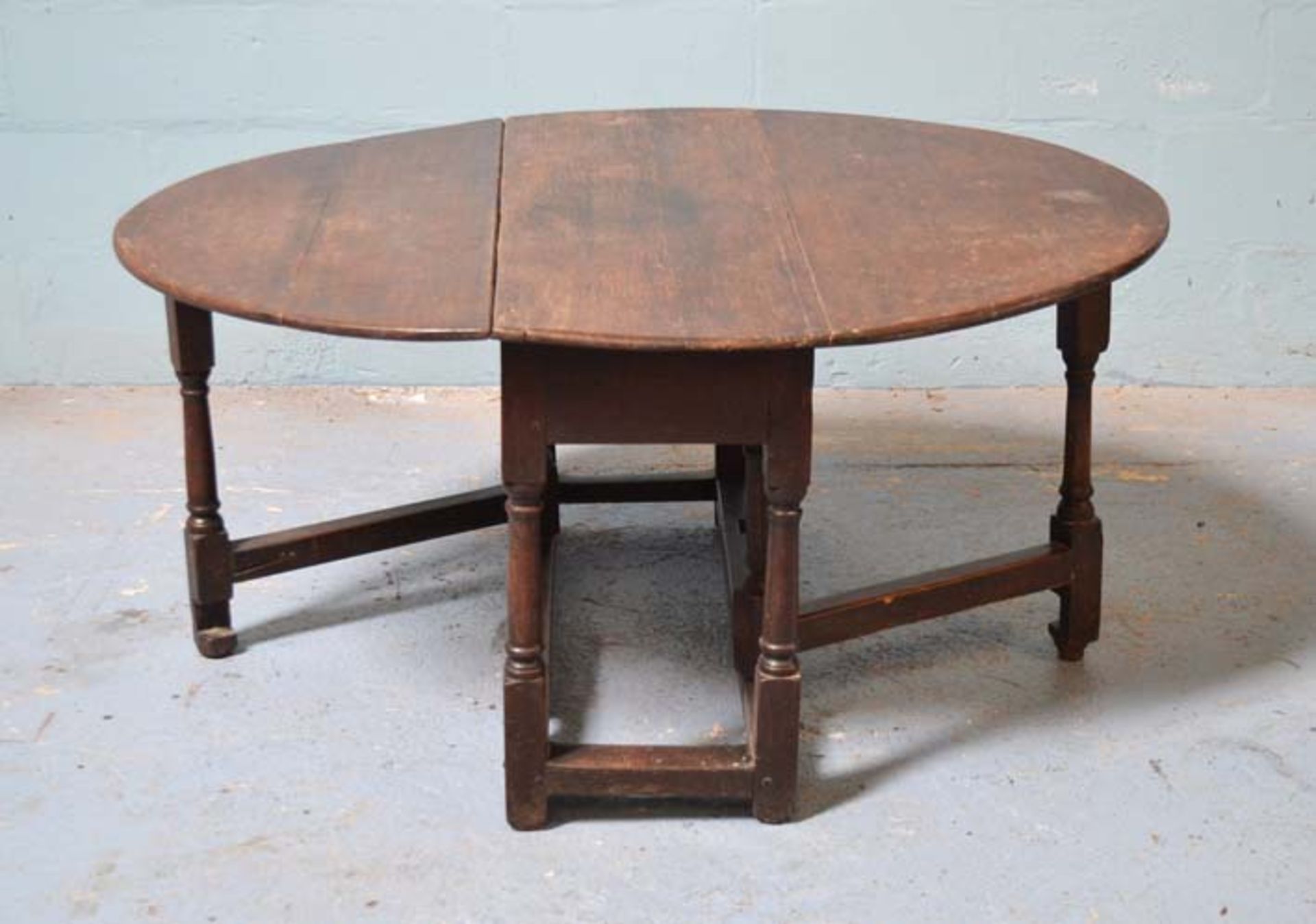 *ANTIQUE OAK ROUND DROP DOWN TABLE, CIRCA 1800. 1420MM ( 56" ) WIDE X 1205MM ( 47.5" ) DEEP X - Image 3 of 4