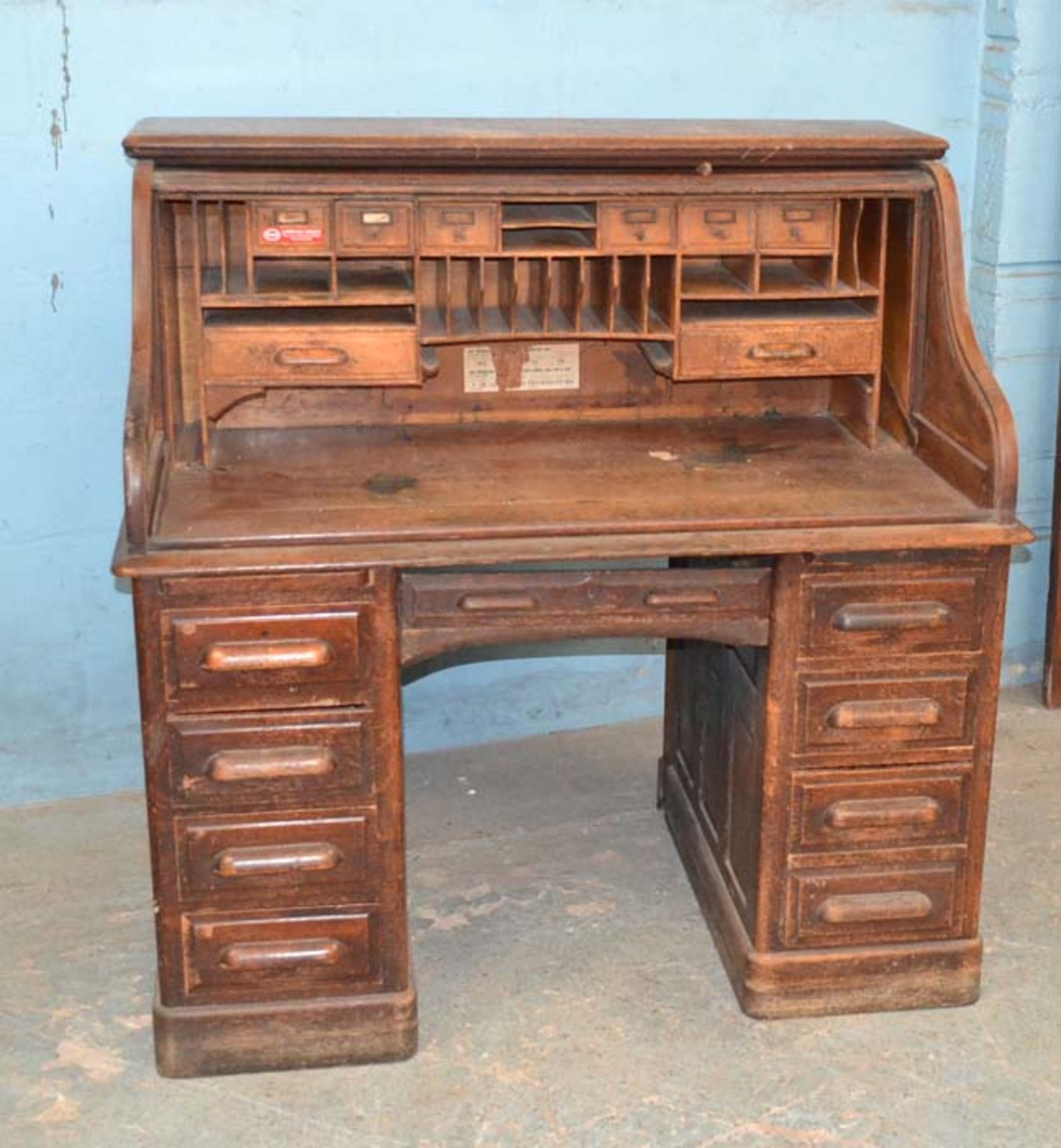 *VICTORIAN OAK ROLL TOP DESK NEEDS RESTORATION. 1265MM ( 49.75" ) HIGH X 1270MM ( 50" ) WIDE X 810MM - Image 2 of 6