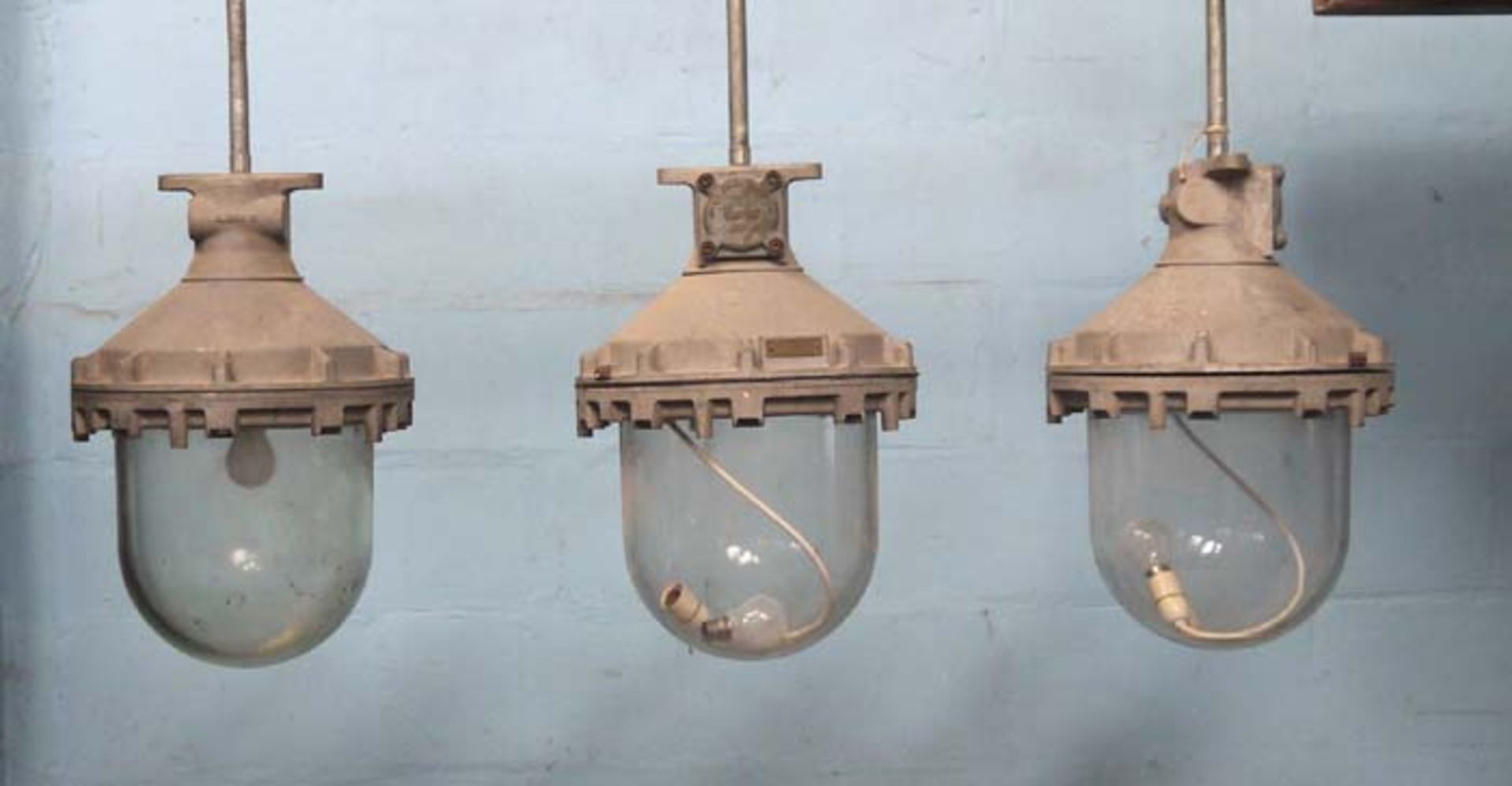 *LARGE INDUSTRIAL HANGING LIGHT. 500MM (19.75") HIGH X 330MM (13") DROP X 320MM (12.25") DIAMETER [ - Image 4 of 4