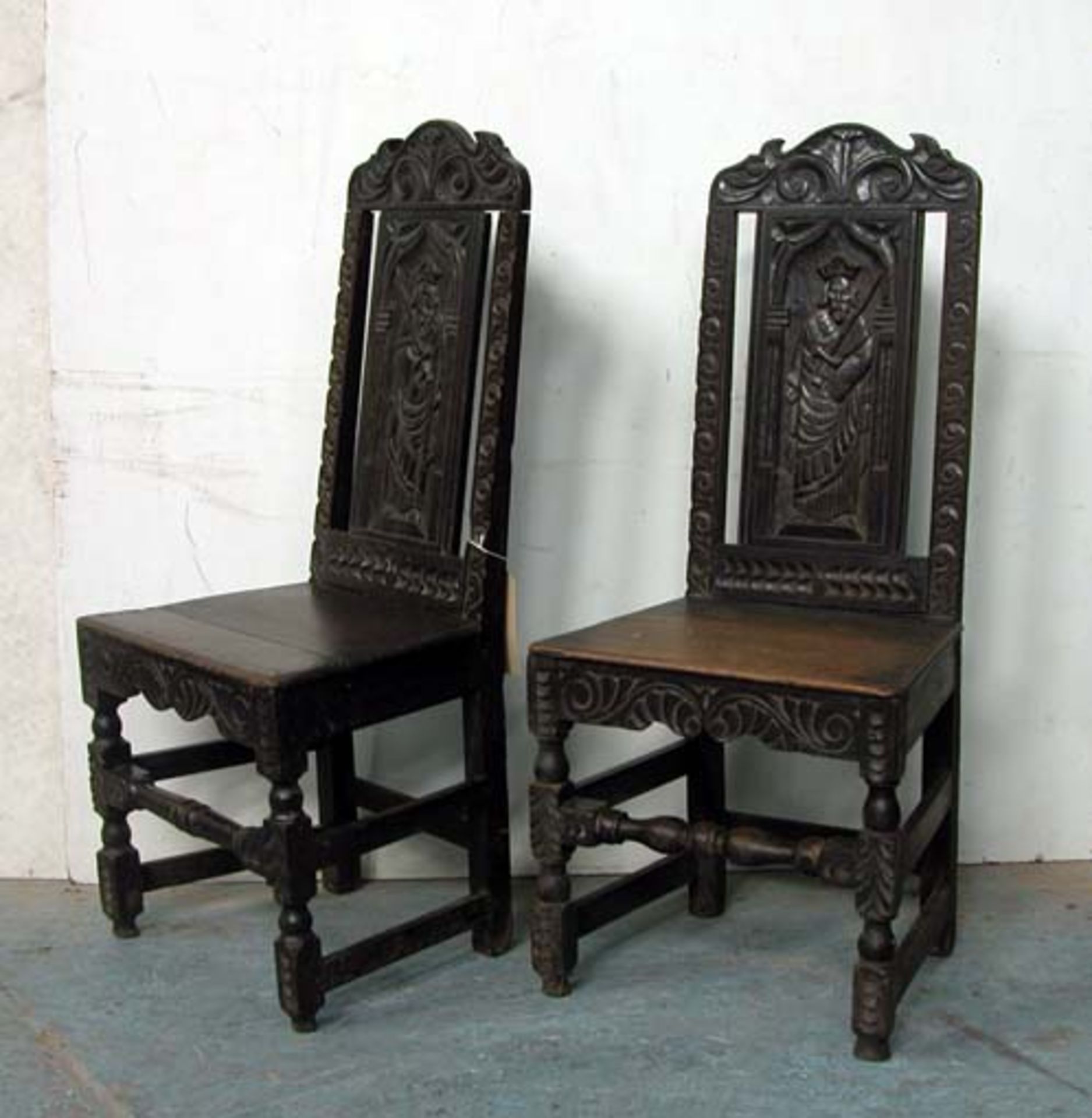 *PAIR OF OAK CHAIRS WITH CARVED MEDIEVAL FIGURES, LATE VICTORIAN. HEIGHT 1055MM (41.5IN) X WIDTH