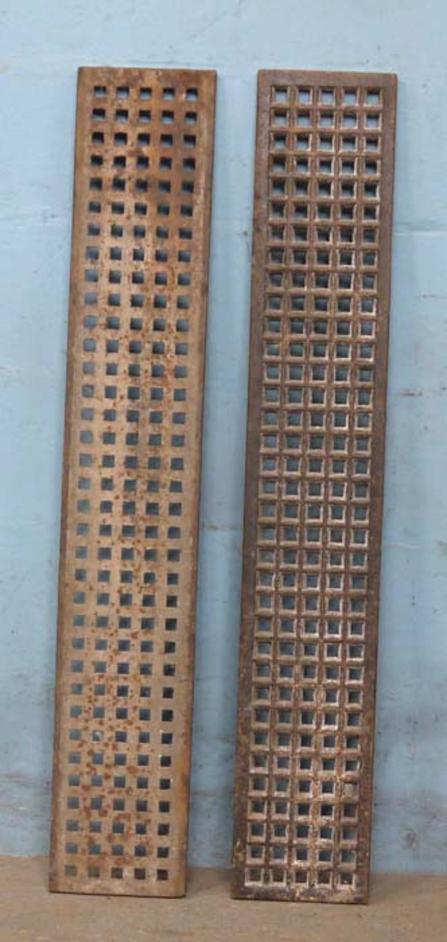 *TWELVE CAST IRON FLOOR GRILLES, CIRCA 1910. 202MM ( 8" ) WIDE X 18MM ( 0.75" ) DEEP. 2 X 1220MM ( - Bild 4 aus 6