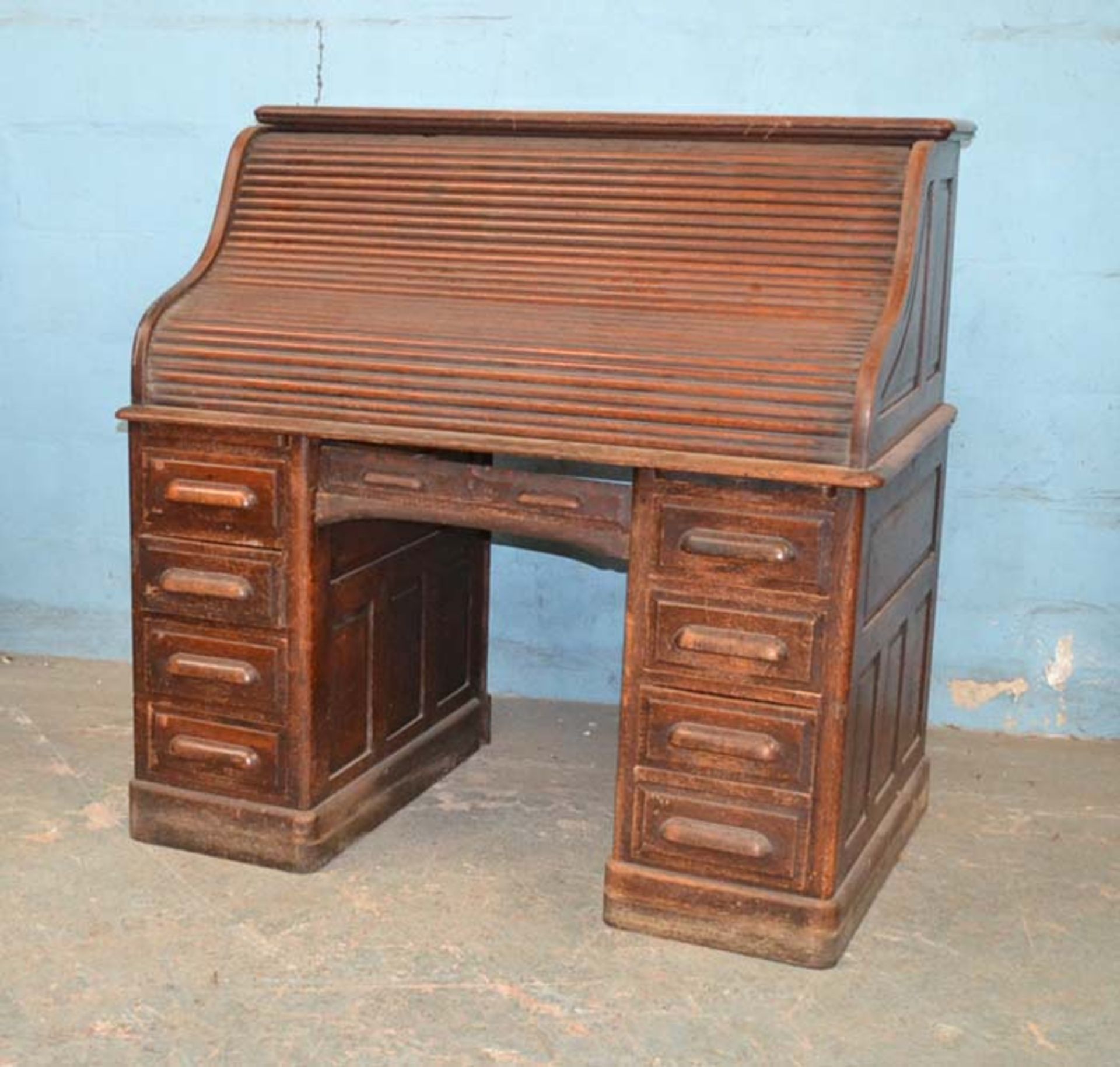 *VICTORIAN OAK ROLL TOP DESK NEEDS RESTORATION. 1265MM ( 49.75" ) HIGH X 1270MM ( 50" ) WIDE X 810MM - Image 3 of 6