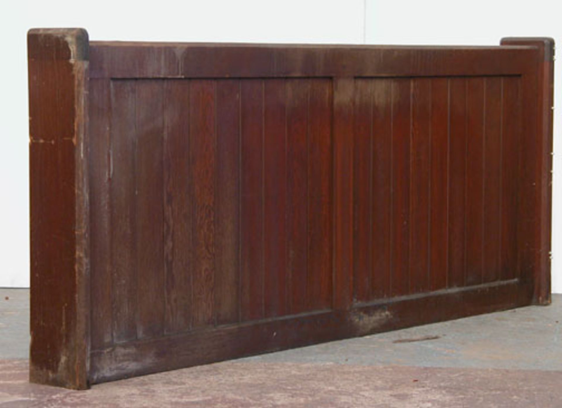 *RECLAIMED PITCH PINE PEW FRONT. HEIGHT 920MM (36.25IN) INCL END X WIDTH 2250MM (88.5IN) INCL ENDS X - Bild 2 aus 3