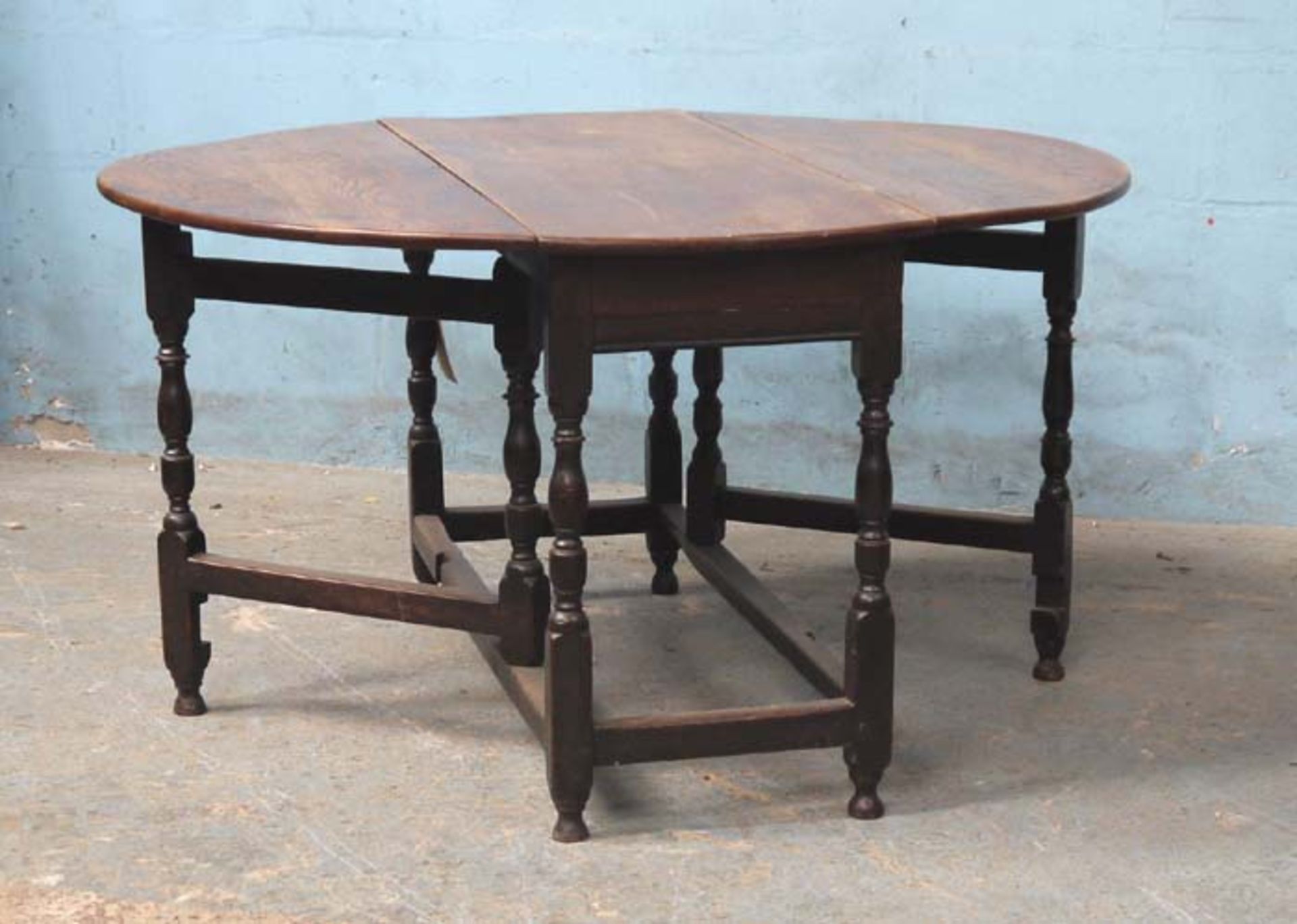 *OAK GATELEG TABLE CIRCA 1760-1770. 1185MM ( 47" ) WIDE X 1295MM ( 51" ) DEEP X 705MM ( 27.75" ) - Image 5 of 5