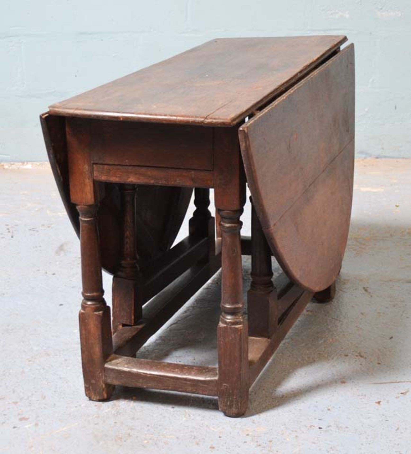 *ANTIQUE OAK ROUND DROP DOWN TABLE, CIRCA 1800. 1420MM ( 56" ) WIDE X 1205MM ( 47.5" ) DEEP X - Image 2 of 4