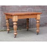 *EDWARDIAN PINE EXTENDING TABLE. HEIGHT 745MM (29.25IN) X WIDTH 1035MM (40.5IN) CLOSED X DEPTH 920MM