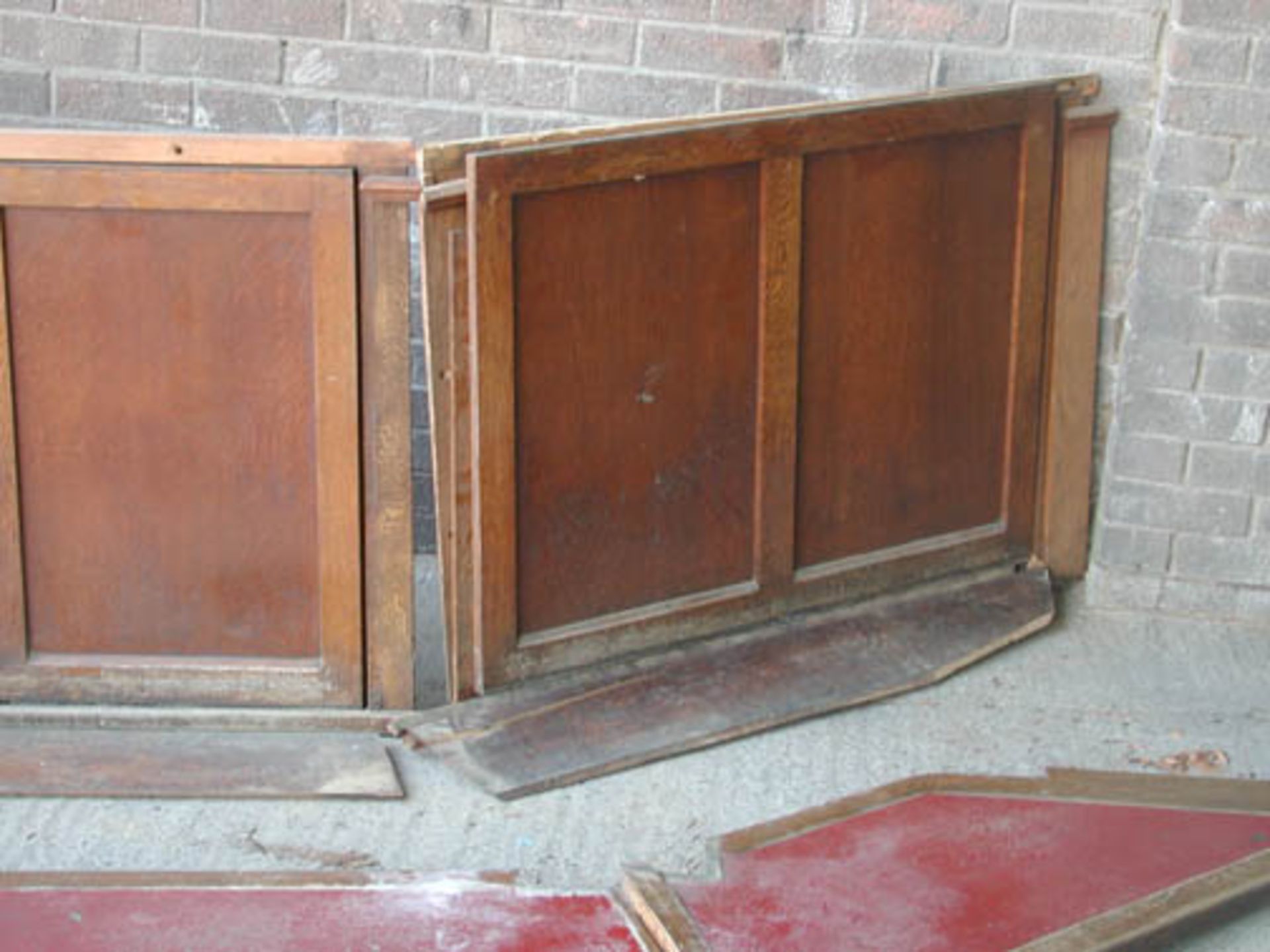 *4.7M RECLAIMED 1940S OAK PUB CAFE BAR FRONT PANELLING. A PLAIN AND HANDSOME MID CENTURY BAR TOP AND - Bild 6 aus 7