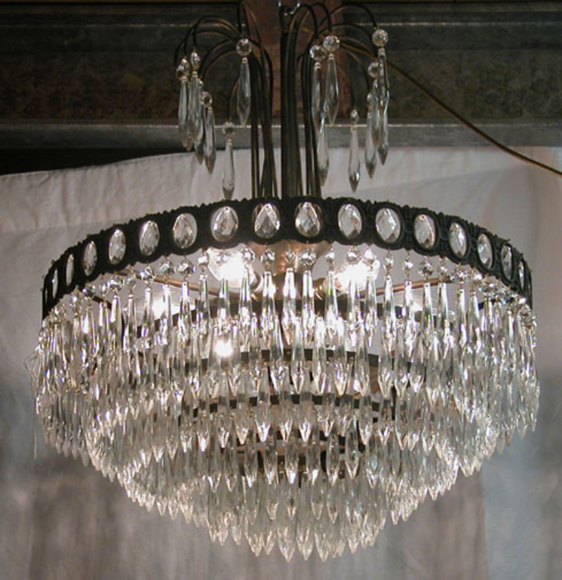 *CHANDELIER WITH LOZENGE SHAPED DROPLETS, MID 1900S. HEIGHT 610MM (24IN) X DIAMETER 485MM (19IN) [ - Image 4 of 4