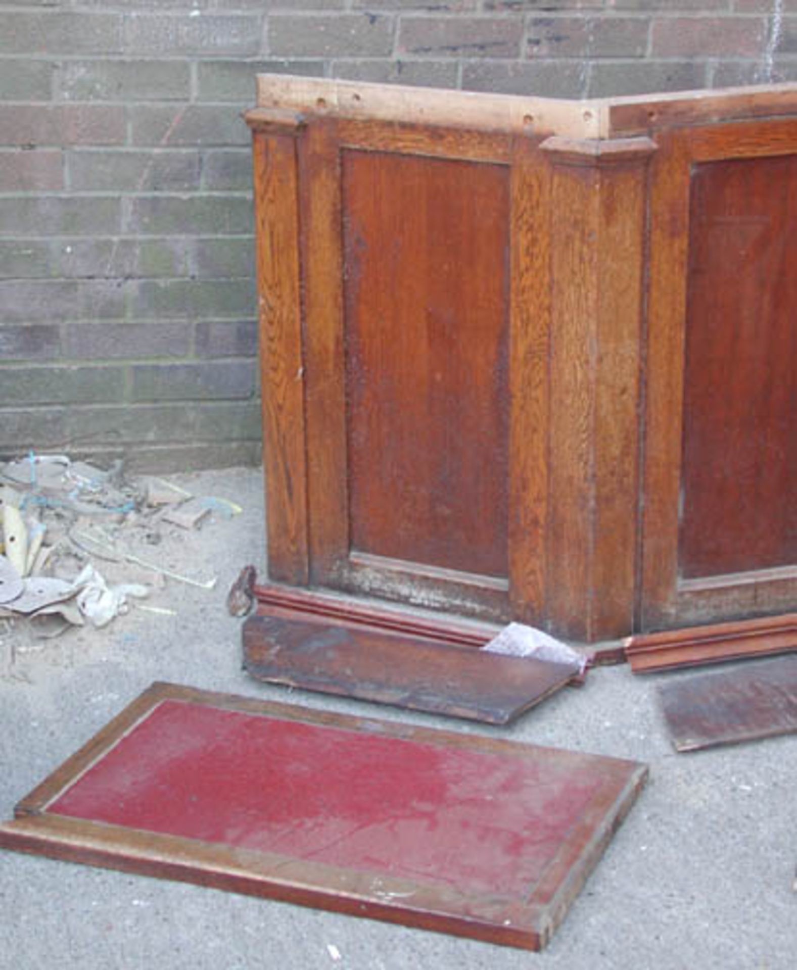 *4.7M RECLAIMED 1940S OAK PUB CAFE BAR FRONT PANELLING. A PLAIN AND HANDSOME MID CENTURY BAR TOP AND - Bild 4 aus 7