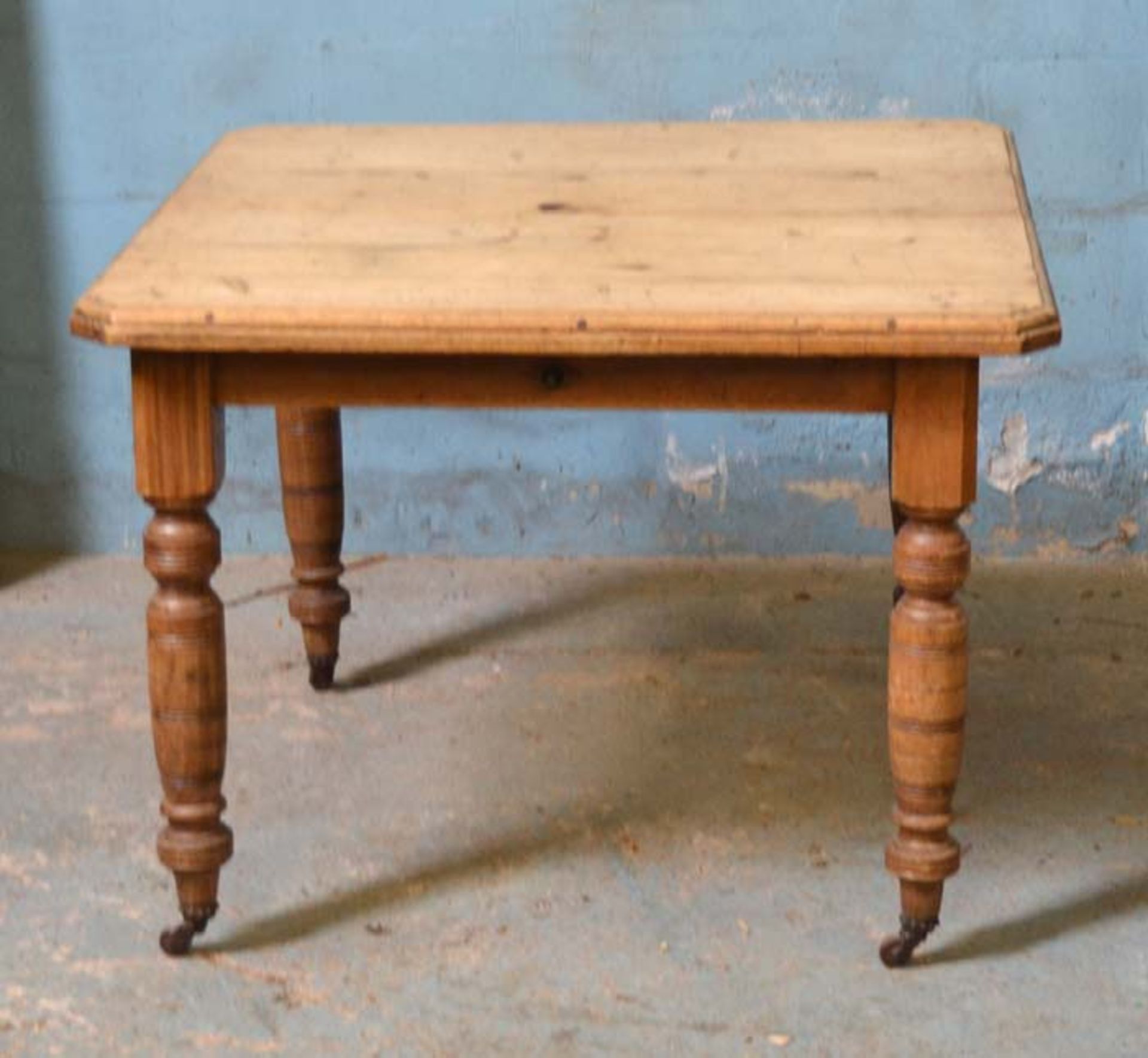 *VICTORIAN PINE TABLE. 1000MM ( 39.25" ) WIDE X 1000MM ( 39.25" ) DEEP X 730MM ( 28.75" ) HIGH [0] - Image 4 of 4