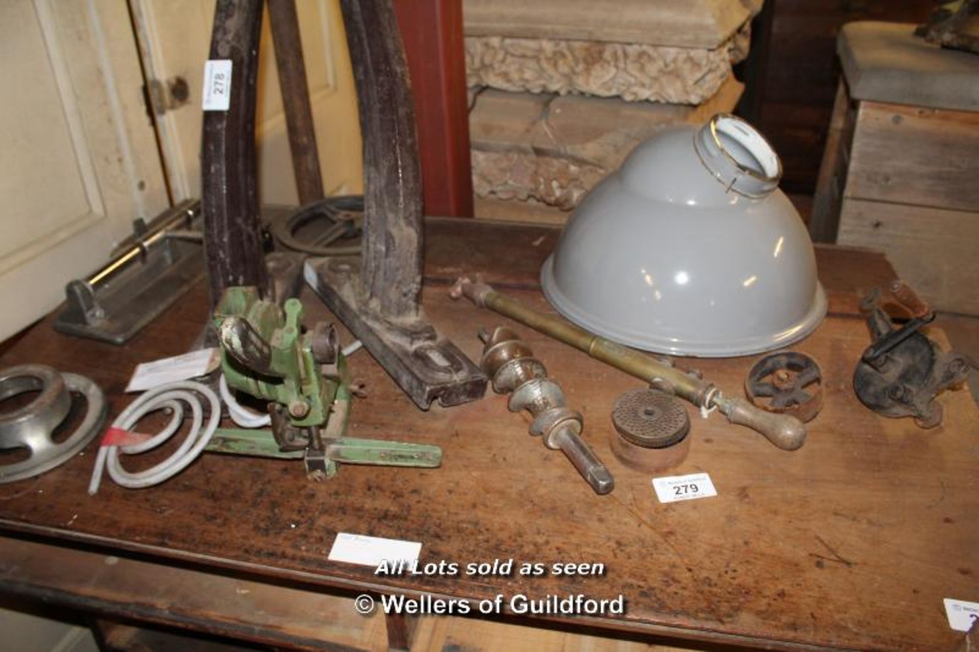 *TABLE TOP OF MIXED VINTAGE ITEMS INCLUDING A GARDEN SPRAYER, ETC.