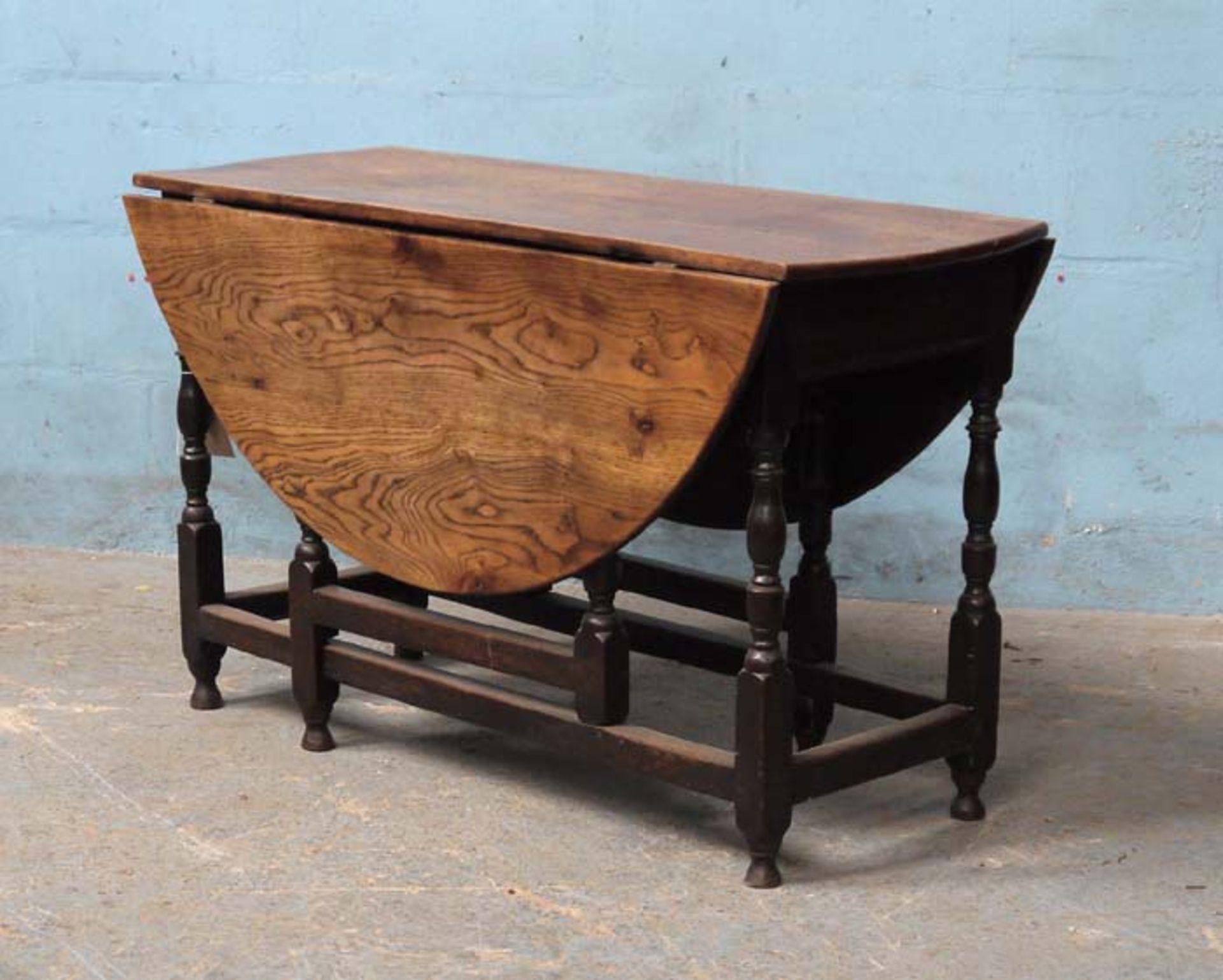 *OAK GATELEG TABLE CIRCA 1760-1770. 1185MM ( 47" ) WIDE X 1295MM ( 51" ) DEEP X 705MM ( 27.75" ) - Image 4 of 5