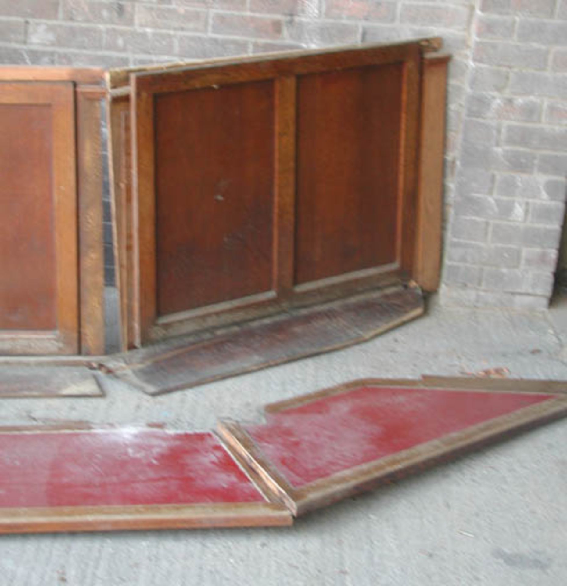 *4.7M RECLAIMED 1940S OAK PUB CAFE BAR FRONT PANELLING. A PLAIN AND HANDSOME MID CENTURY BAR TOP AND - Bild 2 aus 7