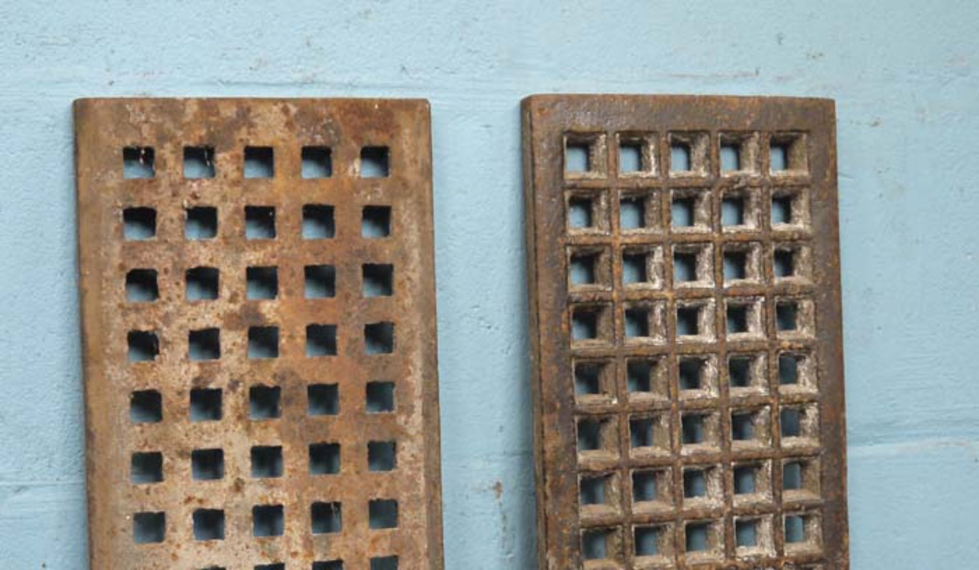 *TWELVE CAST IRON FLOOR GRILLES, CIRCA 1910. 202MM ( 8" ) WIDE X 18MM ( 0.75" ) DEEP. 2 X 1220MM ( - Bild 3 aus 6