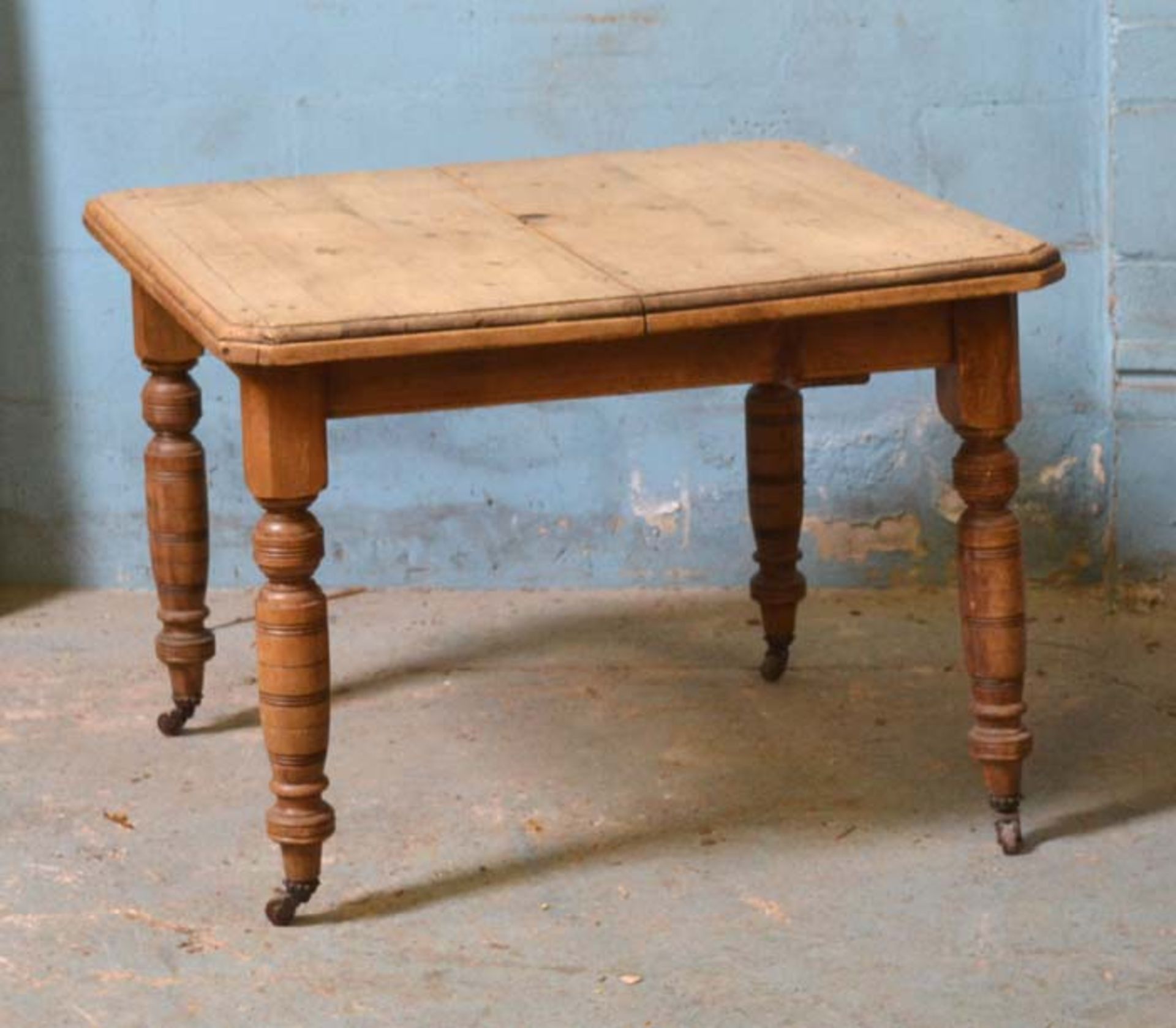 *VICTORIAN PINE TABLE. 1000MM ( 39.25" ) WIDE X 1000MM ( 39.25" ) DEEP X 730MM ( 28.75" ) HIGH [0]