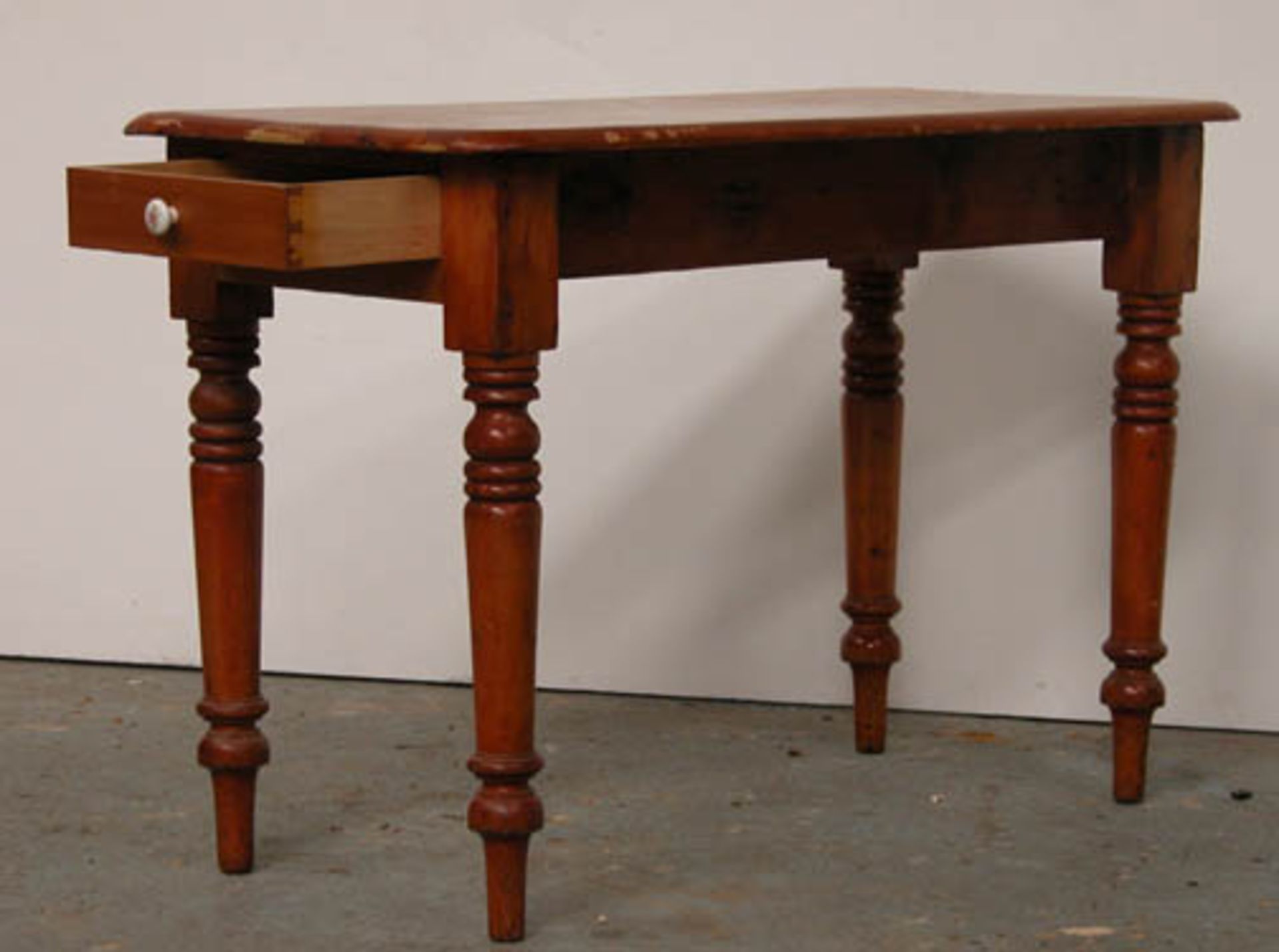 *PINE TABLE WITH DRAWER. HEIGHT 740MM (29.25IN) X WIDTH 1055MM (41.5IN) X DEPTH 555MM (21.75IN) [0] - Image 2 of 5