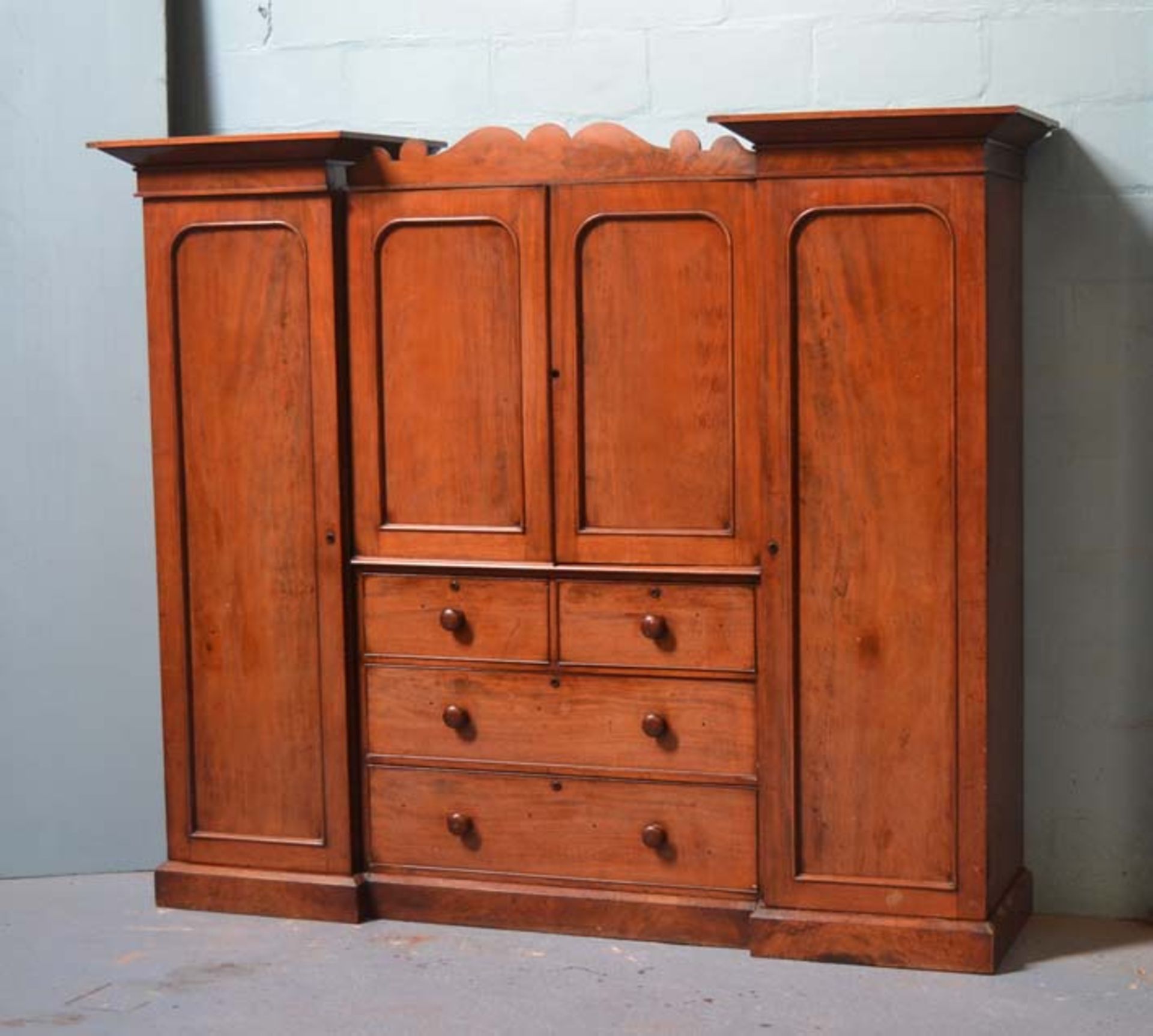 VICTORIAN MAHOGANY GENTLEMAN'S ANTIQUE COMPACTUM WARDROBE. 2090MM ( 82" ) HIGH X 2440MM ( 96" )