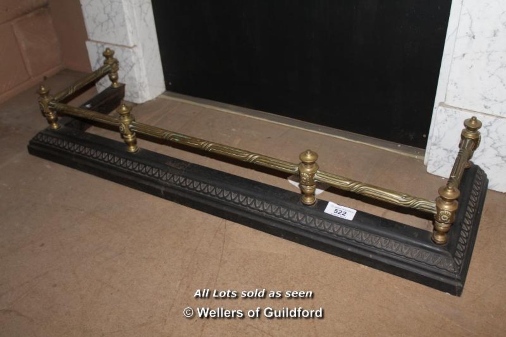 *EDWARDIAN BRASS FENDER ON CAST IRON BASE. HEIGHT 220MM (8.5IN) X WIDTH 1225MM (48.25IN) X DEPTH