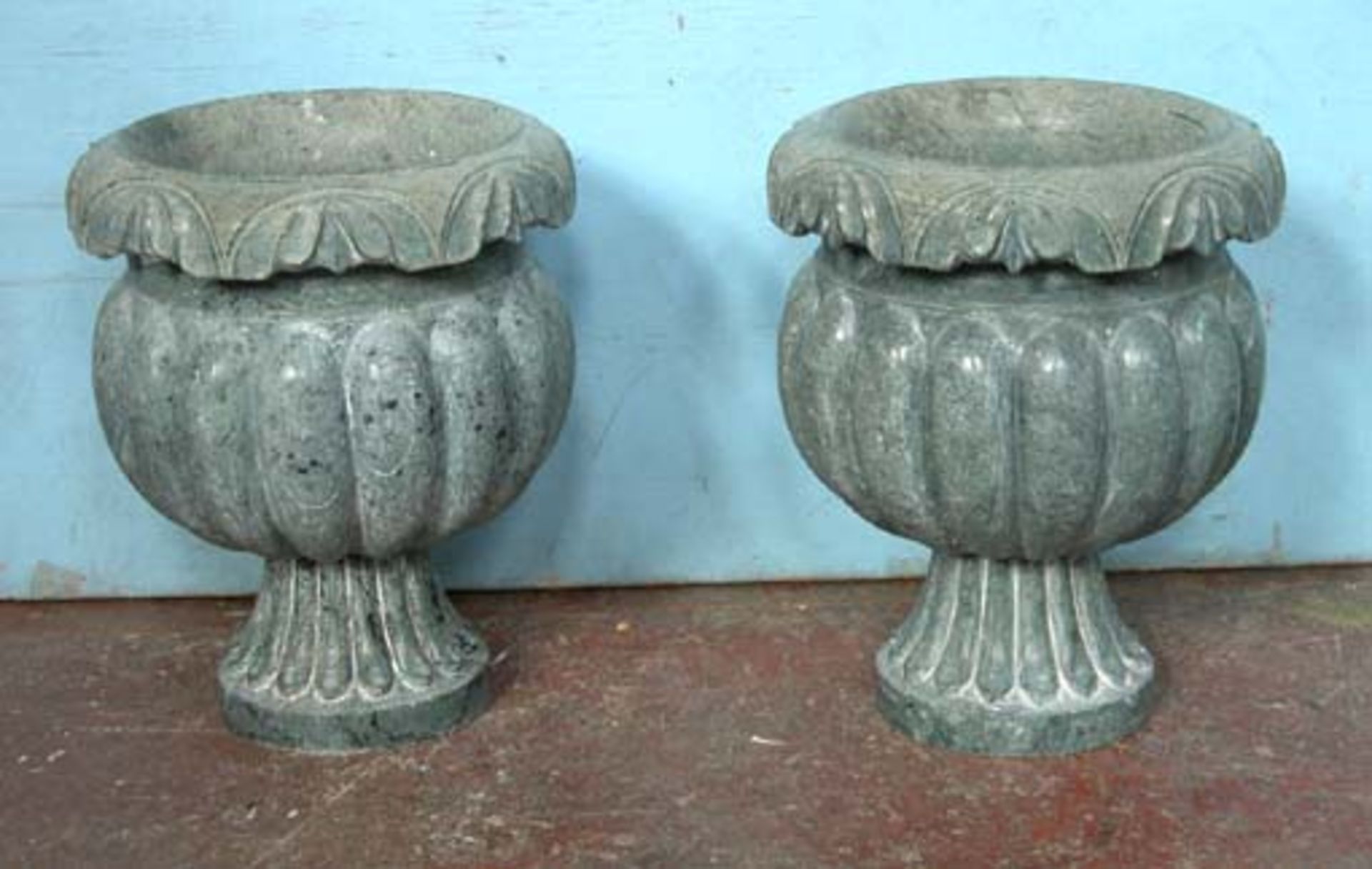 *PAIR OF MARBLE URNS, EARLY 1900S. 390MM (15.25IN) HIGH X 305MM (12IN) DIAMETER [0] - Image 4 of 4
