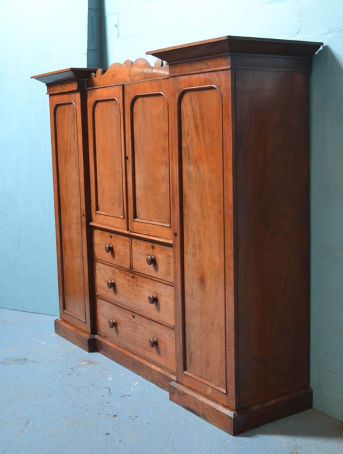 VICTORIAN MAHOGANY GENTLEMAN'S ANTIQUE COMPACTUM WARDROBE. 2090MM ( 82" ) HIGH X 2440MM ( 96" ) - Image 2 of 4