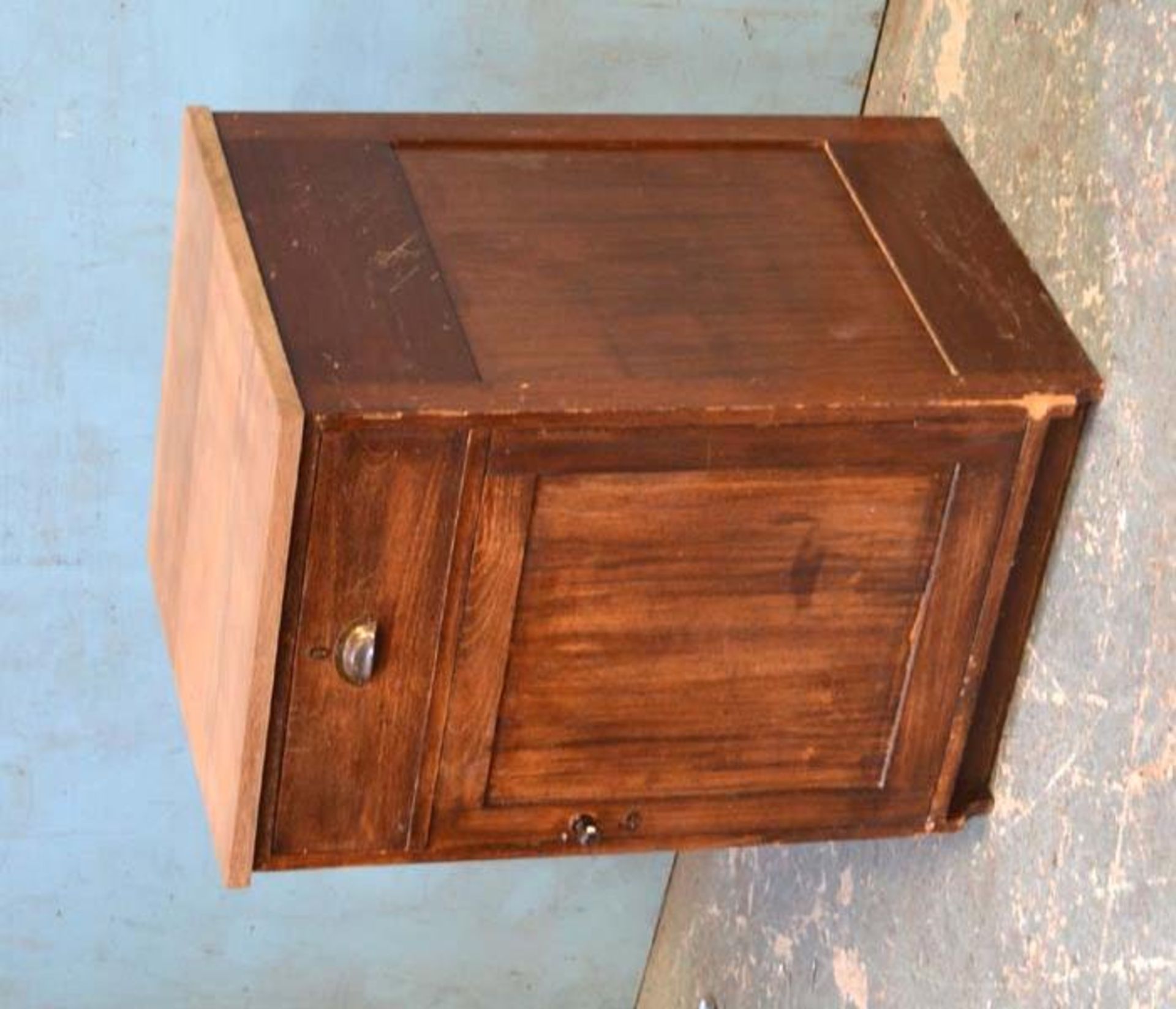 *VINTAGE 1920S LABORATORY CUPBOARD UNIT WITH TEAK TOP. 630MM ( 24.75" ) WIDE X 910MM ( 35.75" ) HIGH - Image 4 of 4