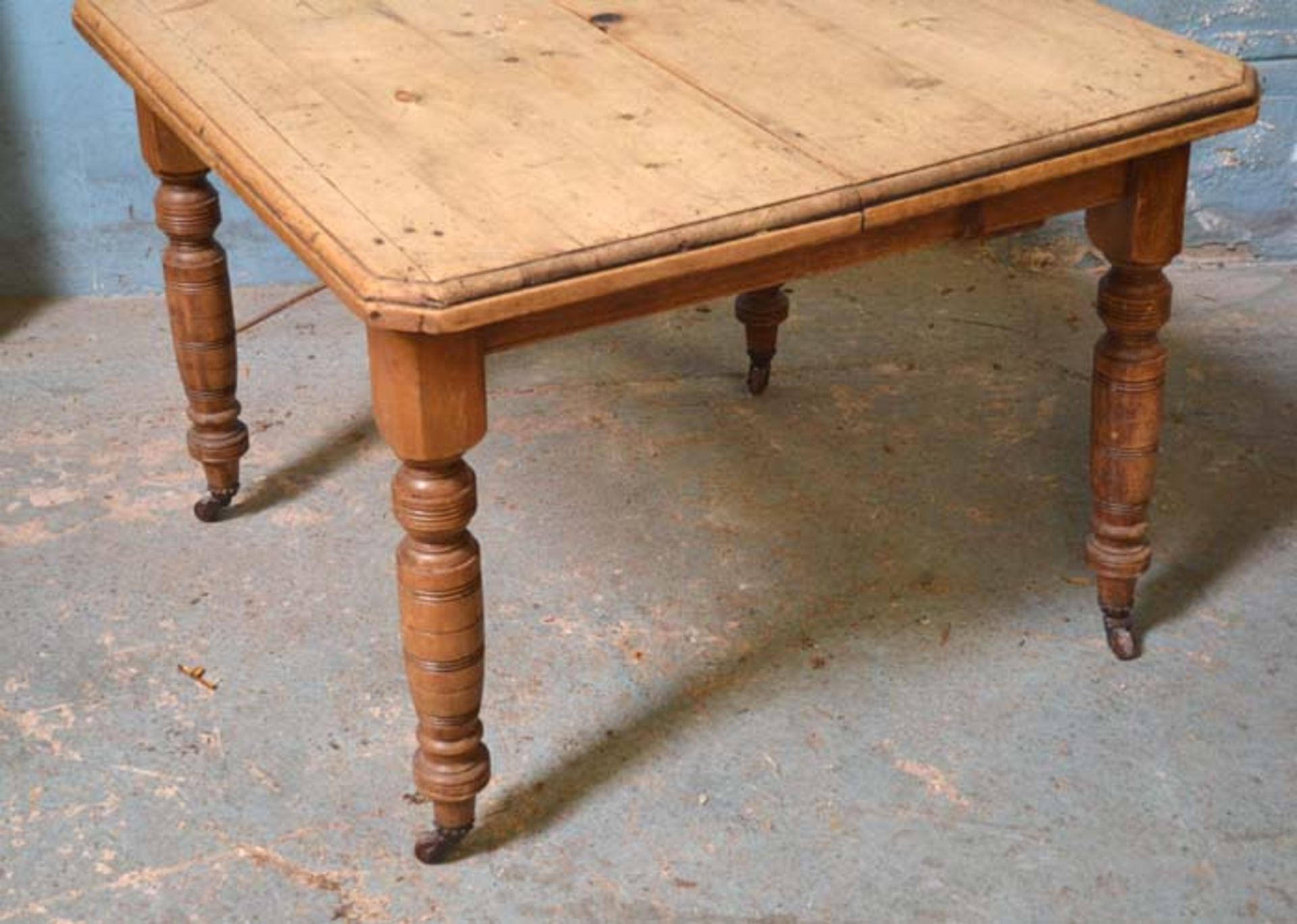 *VICTORIAN PINE TABLE. 1000MM ( 39.25" ) WIDE X 1000MM ( 39.25" ) DEEP X 730MM ( 28.75" ) HIGH [0] - Image 3 of 4