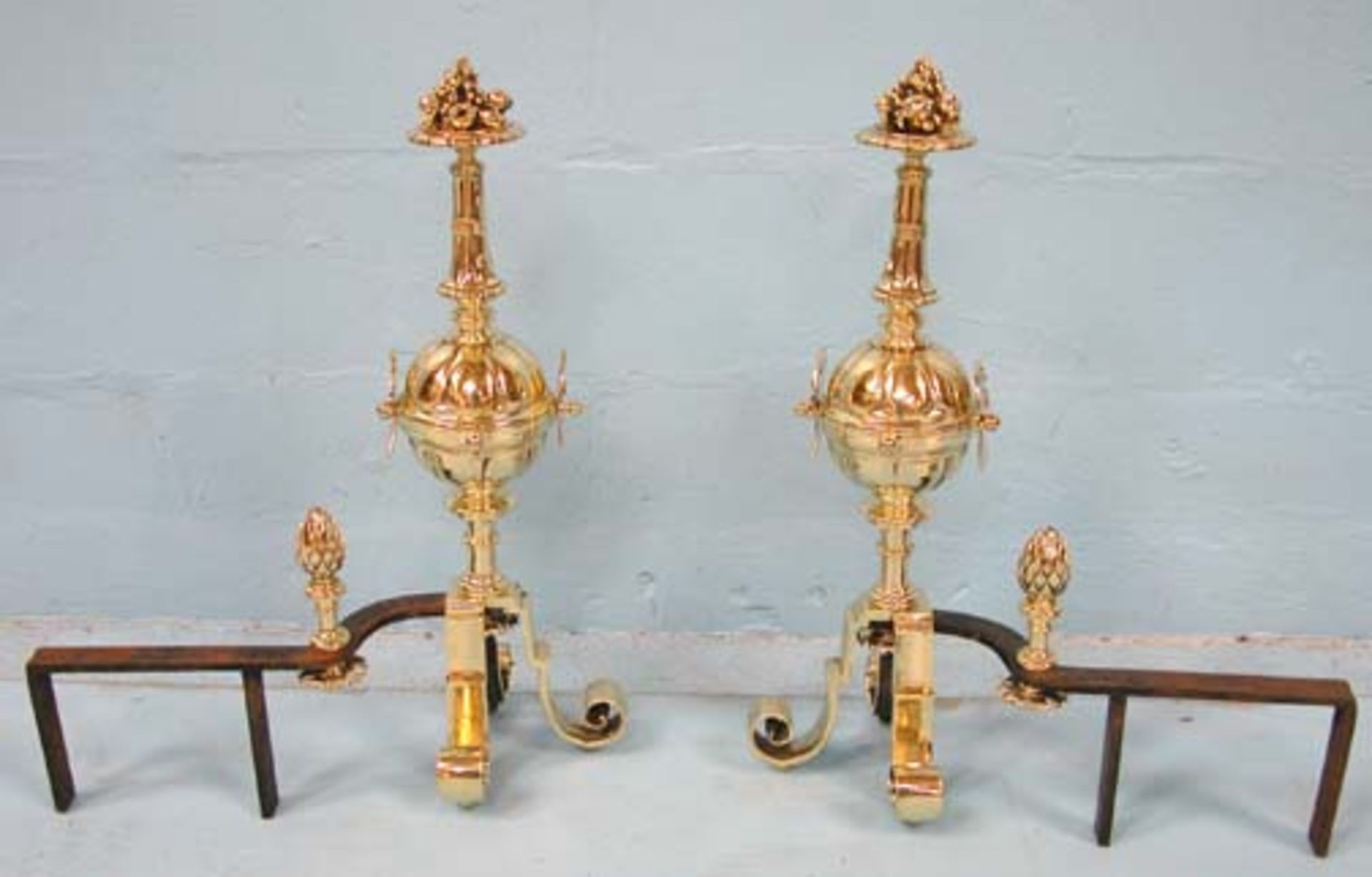 *PAIR OF 1920S BRASS FIRE DOGS. HEIGHT 630MM (24.5IN) X WIDTH 240MM (9.5IN) X DEPTH 550MM (21.